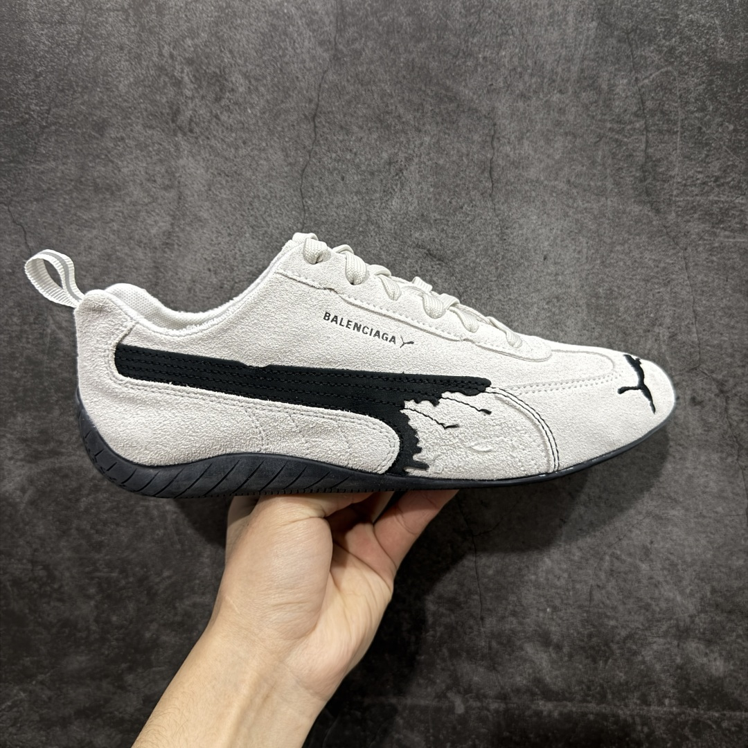 【XA纯原版】巴黎世家联名款Balenciaga The Open Product x Puma Speedcat 极速赛车系列彪马低帮生活休闲鞋 最高纯原版出货 1:1原材料 还原度顶级 原装档案原数据纸版楦型 原厂固色翻毛皮鞋面材质 二次成型\'猛帮\'成型工艺 正确做旧鞋面 全球知名运动品牌PUMA宝马赛车系列,融合了宝马车队的标志性配色,以趣味十足又前卫复古的设计引领潮流,将赛道精神融入街头时尚,开启前卫竞速之旅。自1978年巴伐利亚车队走上世界舞台,宝马赛车就在全球汽车制造和赛车运动领域留下了浓墨重彩的一笔。全新的两款BMW MMS Roma与BMW MMS Speedboat鞋款,均从宝马车型中汲取灵感。以黑或白为底色,融入经典配色,主打前卫复古风。Roma鞋款的鞋侧以复古的流线造型,缀以宝马经典Logo,巧妙吸睛;而Speedcat鞋款以亮眼三色条纹元素缀以舒适鞋面,赋予了独特的个性美学,演绎赛车的无尽能量 货号 406519-01 尺码 35 36 37 38 39 40 41 42 43 44 45 46 47-选品中心