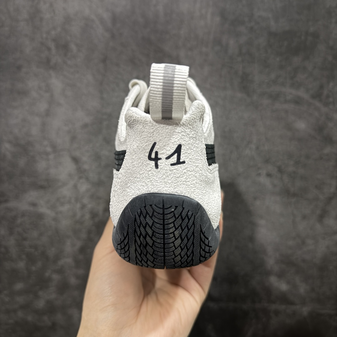 图片[4]-【XA纯原版】巴黎世家联名款Balenciaga The Open Product x Puma Speedcat 极速赛车系列彪马低帮生活休闲鞋 最高纯原版出货 1：1原材料 还原度顶级 原装档案原数据纸版楦型 原厂固色翻毛皮鞋面材质 二次成型\’猛帮\’成型工艺 正确做旧鞋面 全球知名运动品牌PUMA宝马赛车系列，融合了宝马车队的标志性配色，以趣味十足又前卫复古的设计引领潮流，将赛道精神融入街头时尚，开启前卫竞速之旅。自1978年巴伐利亚车队走上世界舞台，宝马赛车就在全球汽车制造和赛车运动领域留下了浓墨重彩的一笔。全新的两款BMW MMS Roma与BMW MMS Speedboat鞋款，均从宝马车型中汲取灵感。以黑或白为底色，融入经典配色，主打前卫复古风。Roma鞋款的鞋侧以复古的流线造型，缀以宝马经典Logo，巧妙吸睛；而Speedcat鞋款以亮眼三色条纹元素缀以舒适鞋面，赋予了独特的个性美学，演绎赛车的无尽能量 货号 406519-01 尺码 35 36 37 38 39 40 41 42 43 44 45 46 47-选品中心