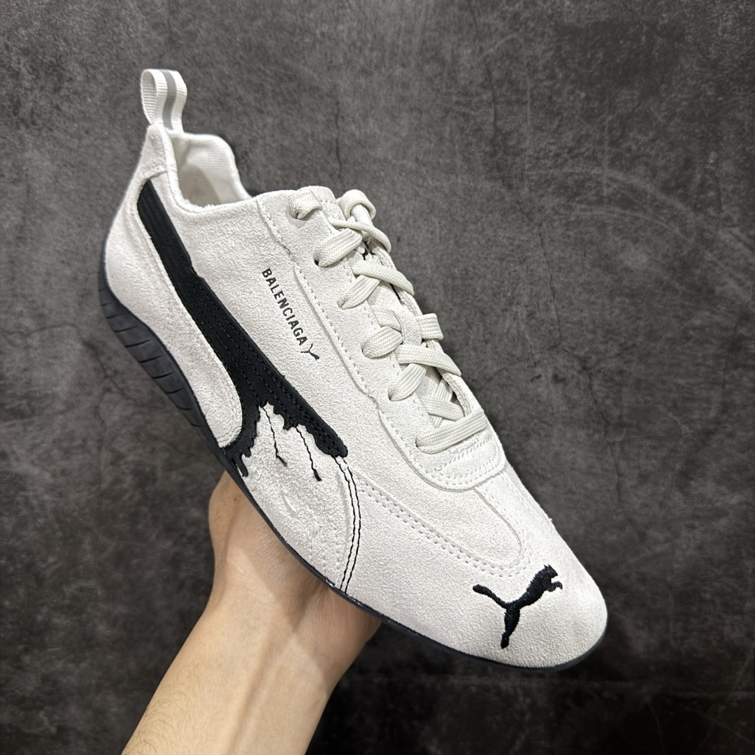 图片[3]-【XA纯原版】巴黎世家联名款Balenciaga The Open Product x Puma Speedcat 极速赛车系列彪马低帮生活休闲鞋 最高纯原版出货 1：1原材料 还原度顶级 原装档案原数据纸版楦型 原厂固色翻毛皮鞋面材质 二次成型\’猛帮\’成型工艺 正确做旧鞋面 全球知名运动品牌PUMA宝马赛车系列，融合了宝马车队的标志性配色，以趣味十足又前卫复古的设计引领潮流，将赛道精神融入街头时尚，开启前卫竞速之旅。自1978年巴伐利亚车队走上世界舞台，宝马赛车就在全球汽车制造和赛车运动领域留下了浓墨重彩的一笔。全新的两款BMW MMS Roma与BMW MMS Speedboat鞋款，均从宝马车型中汲取灵感。以黑或白为底色，融入经典配色，主打前卫复古风。Roma鞋款的鞋侧以复古的流线造型，缀以宝马经典Logo，巧妙吸睛；而Speedcat鞋款以亮眼三色条纹元素缀以舒适鞋面，赋予了独特的个性美学，演绎赛车的无尽能量 货号 406519-01 尺码 35 36 37 38 39 40 41 42 43 44 45 46 47-选品中心