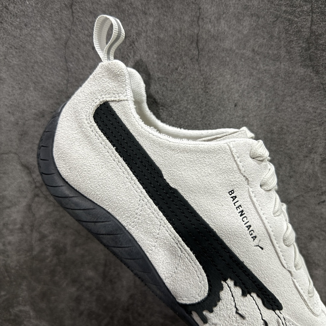 图片[7]-【XA纯原版】巴黎世家联名款Balenciaga The Open Product x Puma Speedcat 极速赛车系列彪马低帮生活休闲鞋 最高纯原版出货 1：1原材料 还原度顶级 原装档案原数据纸版楦型 原厂固色翻毛皮鞋面材质 二次成型\’猛帮\’成型工艺 正确做旧鞋面 全球知名运动品牌PUMA宝马赛车系列，融合了宝马车队的标志性配色，以趣味十足又前卫复古的设计引领潮流，将赛道精神融入街头时尚，开启前卫竞速之旅。自1978年巴伐利亚车队走上世界舞台，宝马赛车就在全球汽车制造和赛车运动领域留下了浓墨重彩的一笔。全新的两款BMW MMS Roma与BMW MMS Speedboat鞋款，均从宝马车型中汲取灵感。以黑或白为底色，融入经典配色，主打前卫复古风。Roma鞋款的鞋侧以复古的流线造型，缀以宝马经典Logo，巧妙吸睛；而Speedcat鞋款以亮眼三色条纹元素缀以舒适鞋面，赋予了独特的个性美学，演绎赛车的无尽能量 货号 406519-01 尺码 35 36 37 38 39 40 41 42 43 44 45 46 47-选品中心
