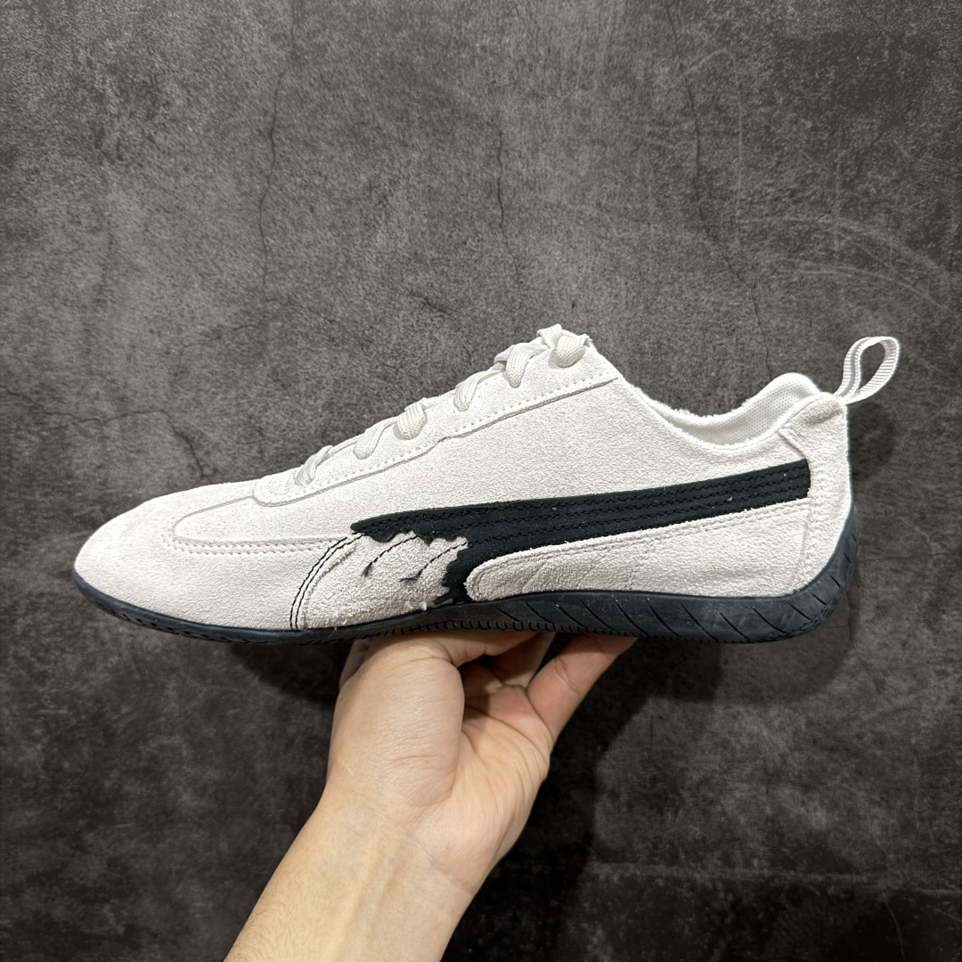 图片[2]-【XA纯原版】巴黎世家联名款Balenciaga The Open Product x Puma Speedcat 极速赛车系列彪马低帮生活休闲鞋 最高纯原版出货 1：1原材料 还原度顶级 原装档案原数据纸版楦型 原厂固色翻毛皮鞋面材质 二次成型\’猛帮\’成型工艺 正确做旧鞋面 全球知名运动品牌PUMA宝马赛车系列，融合了宝马车队的标志性配色，以趣味十足又前卫复古的设计引领潮流，将赛道精神融入街头时尚，开启前卫竞速之旅。自1978年巴伐利亚车队走上世界舞台，宝马赛车就在全球汽车制造和赛车运动领域留下了浓墨重彩的一笔。全新的两款BMW MMS Roma与BMW MMS Speedboat鞋款，均从宝马车型中汲取灵感。以黑或白为底色，融入经典配色，主打前卫复古风。Roma鞋款的鞋侧以复古的流线造型，缀以宝马经典Logo，巧妙吸睛；而Speedcat鞋款以亮眼三色条纹元素缀以舒适鞋面，赋予了独特的个性美学，演绎赛车的无尽能量 货号 406519-01 尺码 35 36 37 38 39 40 41 42 43 44 45 46 47-选品中心