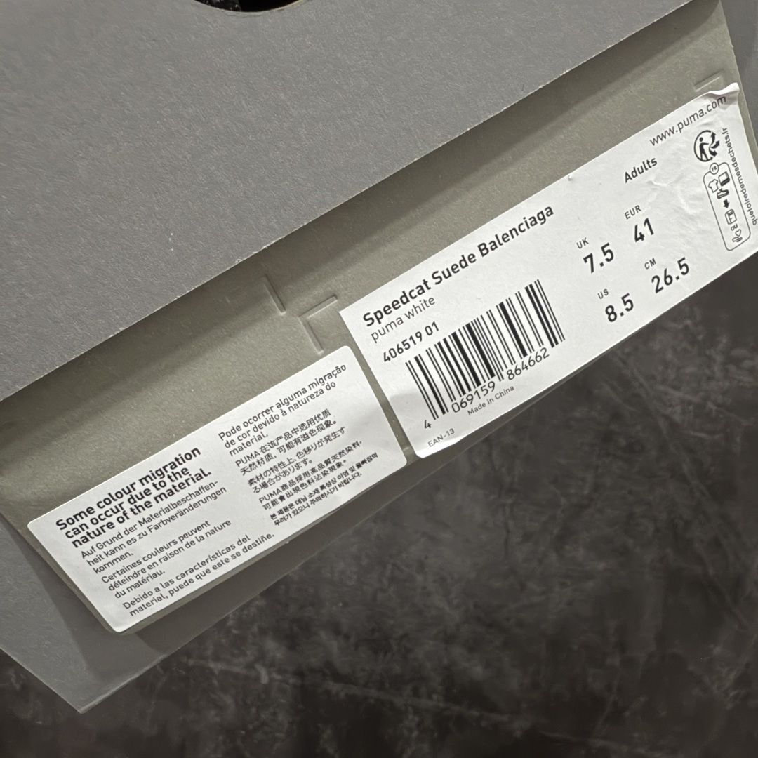 图片[10]-【XA纯原版】巴黎世家联名款Balenciaga The Open Product x Puma Speedcat 极速赛车系列彪马低帮生活休闲鞋 最高纯原版出货 1：1原材料 还原度顶级 原装档案原数据纸版楦型 原厂固色翻毛皮鞋面材质 二次成型\’猛帮\’成型工艺 正确做旧鞋面 全球知名运动品牌PUMA宝马赛车系列，融合了宝马车队的标志性配色，以趣味十足又前卫复古的设计引领潮流，将赛道精神融入街头时尚，开启前卫竞速之旅。自1978年巴伐利亚车队走上世界舞台，宝马赛车就在全球汽车制造和赛车运动领域留下了浓墨重彩的一笔。全新的两款BMW MMS Roma与BMW MMS Speedboat鞋款，均从宝马车型中汲取灵感。以黑或白为底色，融入经典配色，主打前卫复古风。Roma鞋款的鞋侧以复古的流线造型，缀以宝马经典Logo，巧妙吸睛；而Speedcat鞋款以亮眼三色条纹元素缀以舒适鞋面，赋予了独特的个性美学，演绎赛车的无尽能量 货号 406519-01 尺码 35 36 37 38 39 40 41 42 43 44 45 46 47-选品中心