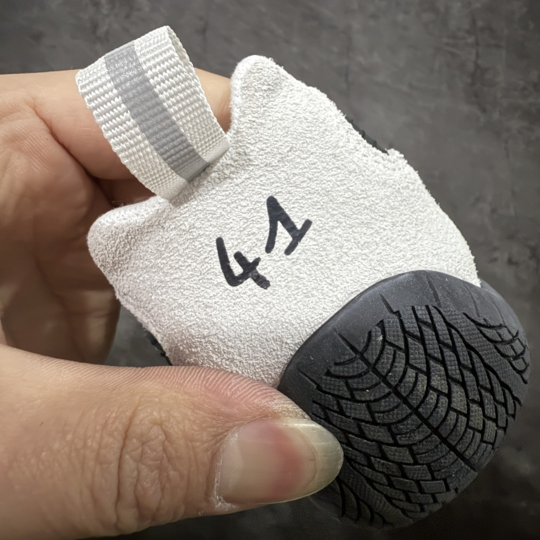 图片[2]-【XA纯原版】巴黎世家联名款Balenciaga The Open Product x Puma Speedcat 极速赛车系列彪马低帮生活休闲鞋 最高纯原版出货 1：1原材料 还原度顶级 原装档案原数据纸版楦型 原厂固色翻毛皮鞋面材质 二次成型\’猛帮\’成型工艺 正确做旧鞋面 全球知名运动品牌PUMA宝马赛车系列，融合了宝马车队的标志性配色，以趣味十足又前卫复古的设计引领潮流，将赛道精神融入街头时尚，开启前卫竞速之旅。自1978年巴伐利亚车队走上世界舞台，宝马赛车就在全球汽车制造和赛车运动领域留下了浓墨重彩的一笔。全新的两款BMW MMS Roma与BMW MMS Speedboat鞋款，均从宝马车型中汲取灵感。以黑或白为底色，融入经典配色，主打前卫复古风。Roma鞋款的鞋侧以复古的流线造型，缀以宝马经典Logo，巧妙吸睛；而Speedcat鞋款以亮眼三色条纹元素缀以舒适鞋面，赋予了独特的个性美学，演绎赛车的无尽能量 货号 406519-01 尺码 35 36 37 38 39 40 41 42 43 44 45 46 47-选品中心