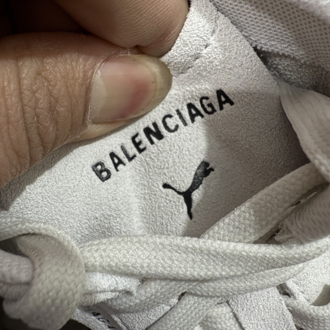图片[6]-【XA纯原版】巴黎世家联名款Balenciaga The Open Product x Puma Speedcat 极速赛车系列彪马低帮生活休闲鞋 最高纯原版出货 1：1原材料 还原度顶级 原装档案原数据纸版楦型 原厂固色翻毛皮鞋面材质 二次成型\’猛帮\’成型工艺 正确做旧鞋面 全球知名运动品牌PUMA宝马赛车系列，融合了宝马车队的标志性配色，以趣味十足又前卫复古的设计引领潮流，将赛道精神融入街头时尚，开启前卫竞速之旅。自1978年巴伐利亚车队走上世界舞台，宝马赛车就在全球汽车制造和赛车运动领域留下了浓墨重彩的一笔。全新的两款BMW MMS Roma与BMW MMS Speedboat鞋款，均从宝马车型中汲取灵感。以黑或白为底色，融入经典配色，主打前卫复古风。Roma鞋款的鞋侧以复古的流线造型，缀以宝马经典Logo，巧妙吸睛；而Speedcat鞋款以亮眼三色条纹元素缀以舒适鞋面，赋予了独特的个性美学，演绎赛车的无尽能量 货号 406519-01 尺码 35 36 37 38 39 40 41 42 43 44 45 46 47-选品中心