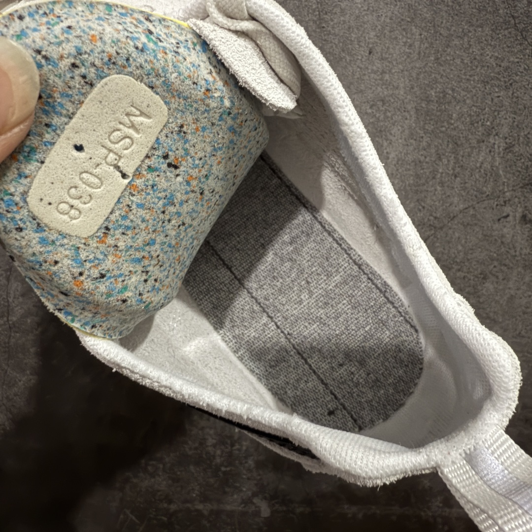 图片[9]-【XA纯原版】巴黎世家联名款Balenciaga The Open Product x Puma Speedcat 极速赛车系列彪马低帮生活休闲鞋 最高纯原版出货 1：1原材料 还原度顶级 原装档案原数据纸版楦型 原厂固色翻毛皮鞋面材质 二次成型\’猛帮\’成型工艺 正确做旧鞋面 全球知名运动品牌PUMA宝马赛车系列，融合了宝马车队的标志性配色，以趣味十足又前卫复古的设计引领潮流，将赛道精神融入街头时尚，开启前卫竞速之旅。自1978年巴伐利亚车队走上世界舞台，宝马赛车就在全球汽车制造和赛车运动领域留下了浓墨重彩的一笔。全新的两款BMW MMS Roma与BMW MMS Speedboat鞋款，均从宝马车型中汲取灵感。以黑或白为底色，融入经典配色，主打前卫复古风。Roma鞋款的鞋侧以复古的流线造型，缀以宝马经典Logo，巧妙吸睛；而Speedcat鞋款以亮眼三色条纹元素缀以舒适鞋面，赋予了独特的个性美学，演绎赛车的无尽能量 货号 406519-01 尺码 35 36 37 38 39 40 41 42 43 44 45 46 47-选品中心