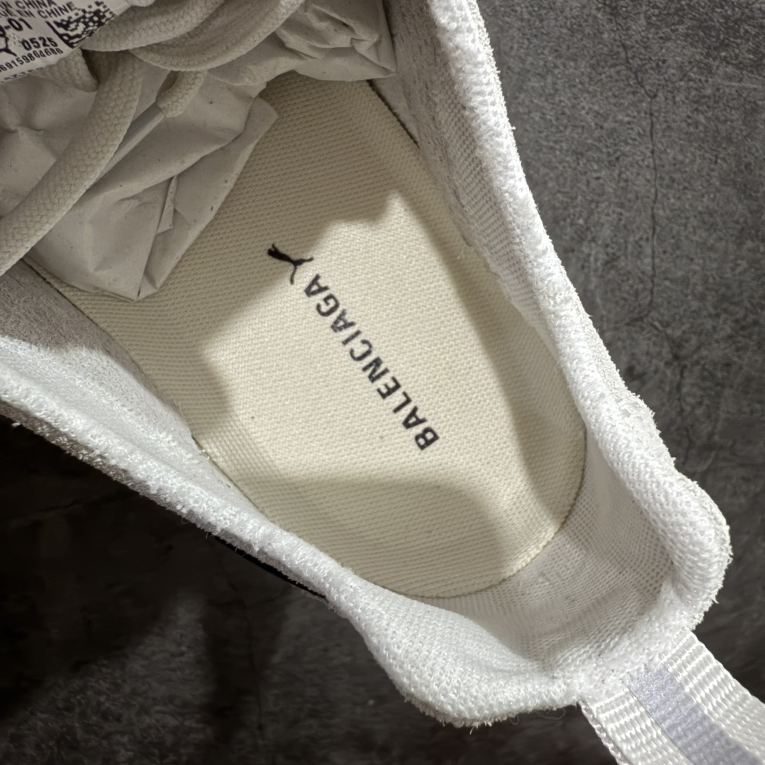 图片[8]-【XA纯原版】巴黎世家联名款Balenciaga The Open Product x Puma Speedcat 极速赛车系列彪马低帮生活休闲鞋 最高纯原版出货 1：1原材料 还原度顶级 原装档案原数据纸版楦型 原厂固色翻毛皮鞋面材质 二次成型\’猛帮\’成型工艺 正确做旧鞋面 全球知名运动品牌PUMA宝马赛车系列，融合了宝马车队的标志性配色，以趣味十足又前卫复古的设计引领潮流，将赛道精神融入街头时尚，开启前卫竞速之旅。自1978年巴伐利亚车队走上世界舞台，宝马赛车就在全球汽车制造和赛车运动领域留下了浓墨重彩的一笔。全新的两款BMW MMS Roma与BMW MMS Speedboat鞋款，均从宝马车型中汲取灵感。以黑或白为底色，融入经典配色，主打前卫复古风。Roma鞋款的鞋侧以复古的流线造型，缀以宝马经典Logo，巧妙吸睛；而Speedcat鞋款以亮眼三色条纹元素缀以舒适鞋面，赋予了独特的个性美学，演绎赛车的无尽能量 货号 406519-01 尺码 35 36 37 38 39 40 41 42 43 44 45 46 47-选品中心