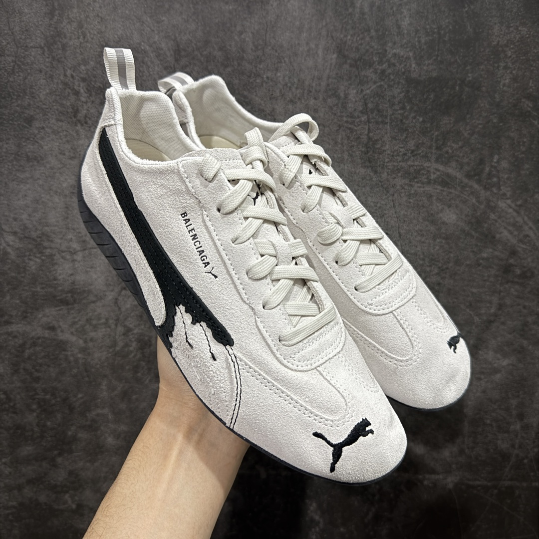 【XA纯原版】巴黎世家联名款Balenciaga The Open Product x Puma Speedcat 极速赛车系列彪马低帮生活休闲鞋 最高纯原版出货 1：1原材料 还原度顶级 原装档案原数据纸版楦型 原厂固色翻毛皮鞋面材质 二次成型\'猛帮\'成型工艺 正确做旧鞋面 全球知名运动品牌PUMA宝马赛车系列，融合了宝马车队的标志性配色，以趣味十足又前卫复古的设计引领潮流，将赛道精神融入街头时尚，开启前卫竞速之旅。自1978年巴伐利亚车队走上世界舞台，宝马赛车就在全球汽车制造和赛车运动领域留下了浓墨重彩的一笔。全新的两款BMW MMS Roma与BMW MMS Speedboat鞋款，均从宝马车型中汲取灵感。以黑或白为底色，融入经典配色，主打前卫复古风。Roma鞋款的鞋侧以复古的流线造型，缀以宝马经典Logo，巧妙吸睛；而Speedcat鞋款以亮眼三色条纹元素缀以舒适鞋面，赋予了独特的个性美学，演绎赛车的无尽能量 货号 406519-01 尺码 35 36 37 38 39 40 41 42 43 44 45 46 47-选品中心