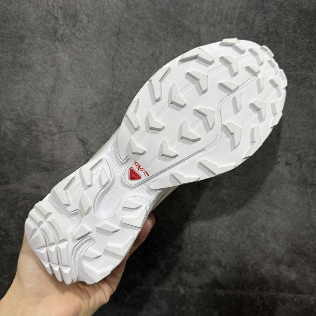 图片[9]-【莞产定制版】SALOMON XT-6 GTX萨洛蒙潮流越野机能户外功能鞋 涂鸦手绘 412529 纯原外贸平台特供订单 耗时半年巨作 全套原纸板楦头开发 原厂特供网布配套加持 确保原汁原味 完美呈现版型 原档数据独家私模五层组合大底 原装Ortholite轻量化鞋垫 中底布带钢印编号 原厂TPU锁扣 进口港宝加持 后跟自然饱满 还原公司包裹性 鞋面以“锯齿”状的包裹系统呈现 在基色底之下加入了各种色点缀 将公司的最新技术和时尚前卫的造型融入耐用的长跑款式中 鞋面由 TPU 薄膜制成 并焊接在高耐磨网眼上 使其既时尚又坚固 由 ACS底盘支撑 可增强稳定性和支撑力 以及由橡胶凸耳 Contragrip外底覆盖的 EVA 缓冲中底 旨在应对崎岖的地形 鞋舌上的彩色Salomon 标签、Quicklace 系统以及鞋头、鞋舌和鞋跟上的附加品牌使细节更加完美 让穿着者可以轻松驾驭户外与通勤下的任何运动生活场景 无缝鞋身户外随意纵横 颜值与脚感兼备 出街通勤 绝对非常吸睛 你值得拥有 尺码：37-45-选品中心