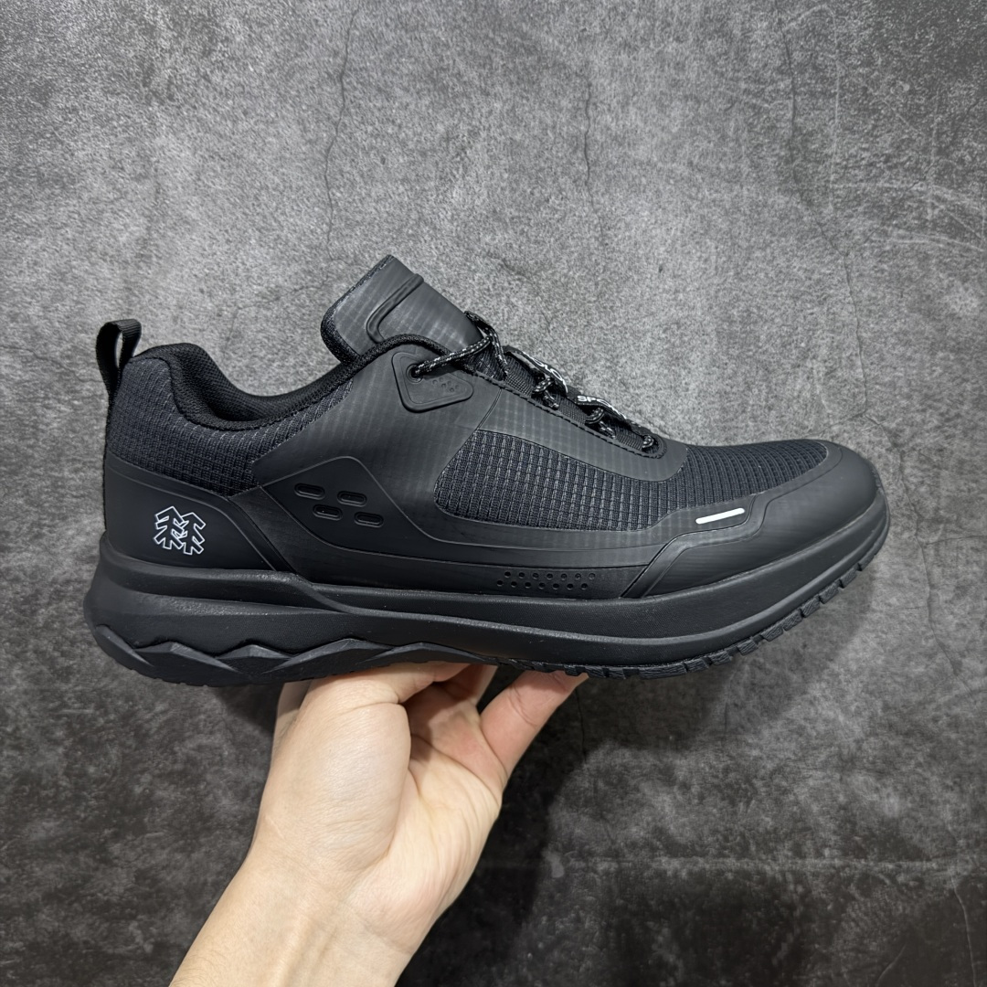 【公司级】可隆KOLON SPORT Skyler 2 舒适柔软 防水支撑轻便回弹 低帮 徒步鞋 黑色 脚感软到像踩云朵☁️—鞋面柔软贴合脚型，走石子路也不硌脚；防滑V黄金大底纹路深似锯齿，泥地、陡坡都稳稳拿捏，下雨天也不怕打滑。黑色耐脏又百搭，日常穿去上班是低调质感，进山徒步是可靠装备，从城市到山野，一双鞋承包所有 “出走计划” 尺码：39-45-选品中心