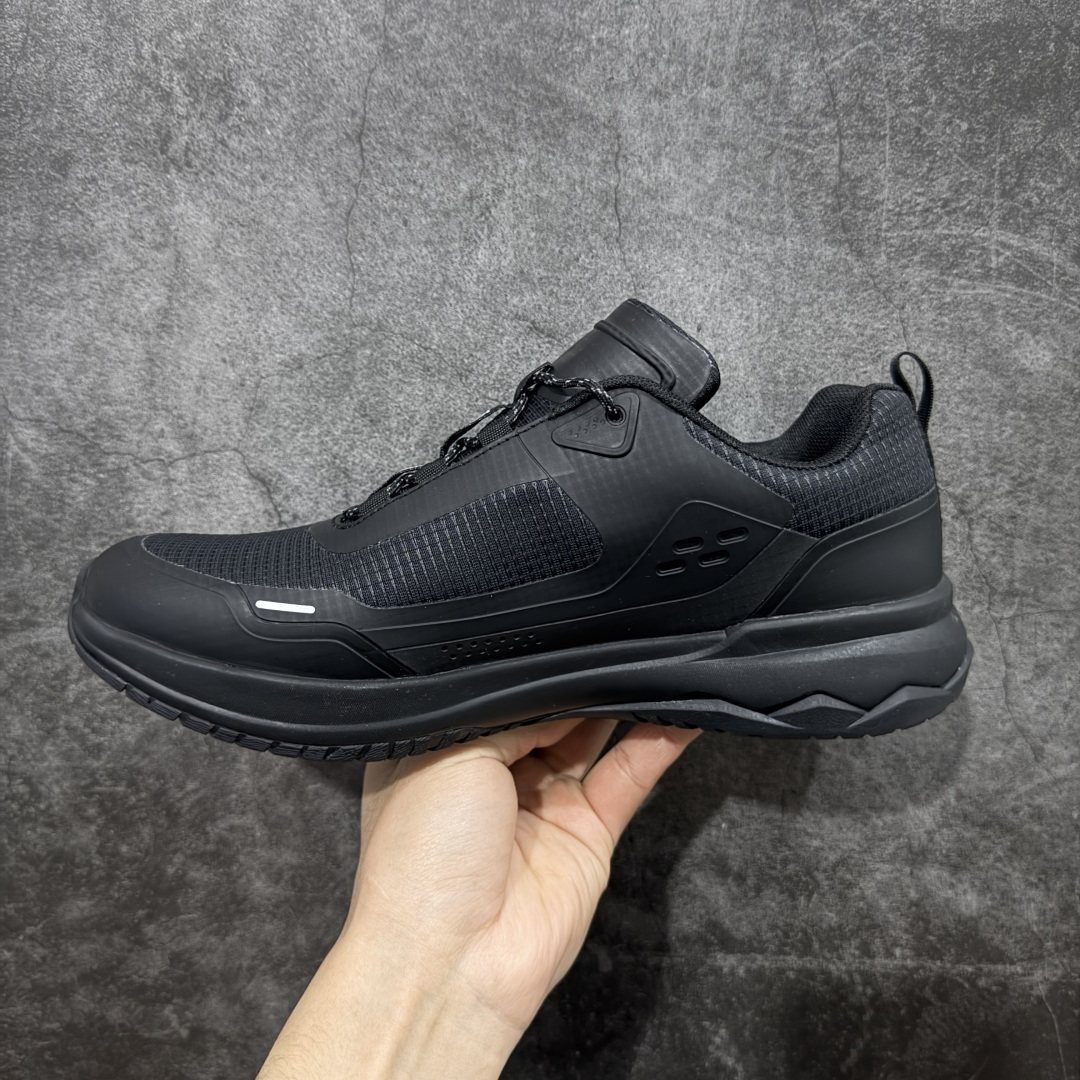 图片[2]-【公司级】可隆KOLON SPORT Skyler 2 舒适柔软 防水支撑轻便回弹 低帮 徒步鞋 黑色 脚感软到像踩云朵☁️—鞋面柔软贴合脚型，走石子路也不硌脚；防滑V黄金大底纹路深似锯齿，泥地、陡坡都稳稳拿捏，下雨天也不怕打滑。黑色耐脏又百搭，日常穿去上班是低调质感，进山徒步是可靠装备，从城市到山野，一双鞋承包所有 “出走计划” 尺码：39-45-选品中心