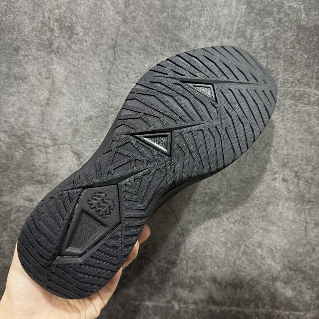 图片[9]-【公司级】可隆KOLON SPORT Skyler 2 舒适柔软 防水支撑轻便回弹 低帮 徒步鞋 黑色 脚感软到像踩云朵☁️—鞋面柔软贴合脚型，走石子路也不硌脚；防滑V黄金大底纹路深似锯齿，泥地、陡坡都稳稳拿捏，下雨天也不怕打滑。黑色耐脏又百搭，日常穿去上班是低调质感，进山徒步是可靠装备，从城市到山野，一双鞋承包所有 “出走计划” 尺码：39-45-选品中心