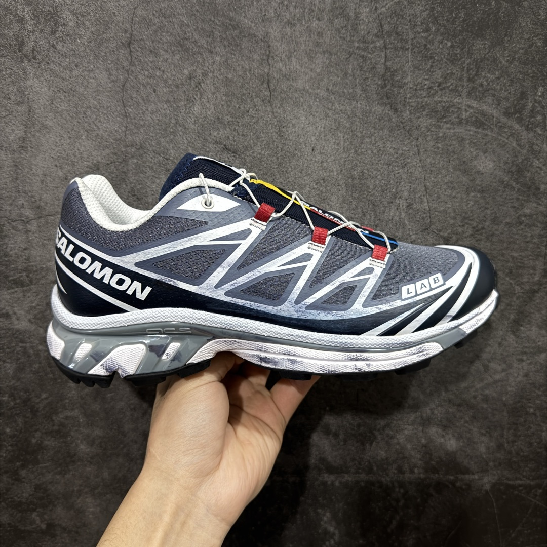 【莞产定制版】SALOMON XT-6 GTX萨洛蒙潮流越野机能户外功能鞋 涂鸦手绘 478640 纯原外贸平台特供订单 耗时半年巨作 全套原纸板楦头开发 原厂特供网布配套加持 确保原汁原味 完美呈现版型 原档数据独家私模五层组合大底 原装Ortholite轻量化鞋垫 中底布带钢印编号 原厂TPU锁扣 进口港宝加持 后跟自然饱满 还原公司包裹性 鞋面以“锯齿”状的包裹系统呈现 在基色底之下加入了各种色点缀 将公司的最新技术和时尚前卫的造型融入耐用的长跑款式中 鞋面由 TPU 薄膜制成 并焊接在高耐磨网眼上 使其既时尚又坚固 由 ACS底盘支撑 可增强稳定性和支撑力 以及由橡胶凸耳 Contragrip外底覆盖的 EVA 缓冲中底 旨在应对崎岖的地形 鞋舌上的彩色Salomon 标签、Quicklace 系统以及鞋头、鞋舌和鞋跟上的附加品牌使细节更加完美 让穿着者可以轻松驾驭户外与通勤下的任何运动生活场景 无缝鞋身户外随意纵横 颜值与脚感兼备 出街通勤 绝对非常吸睛 你值得拥有 尺码：37-45-选品中心