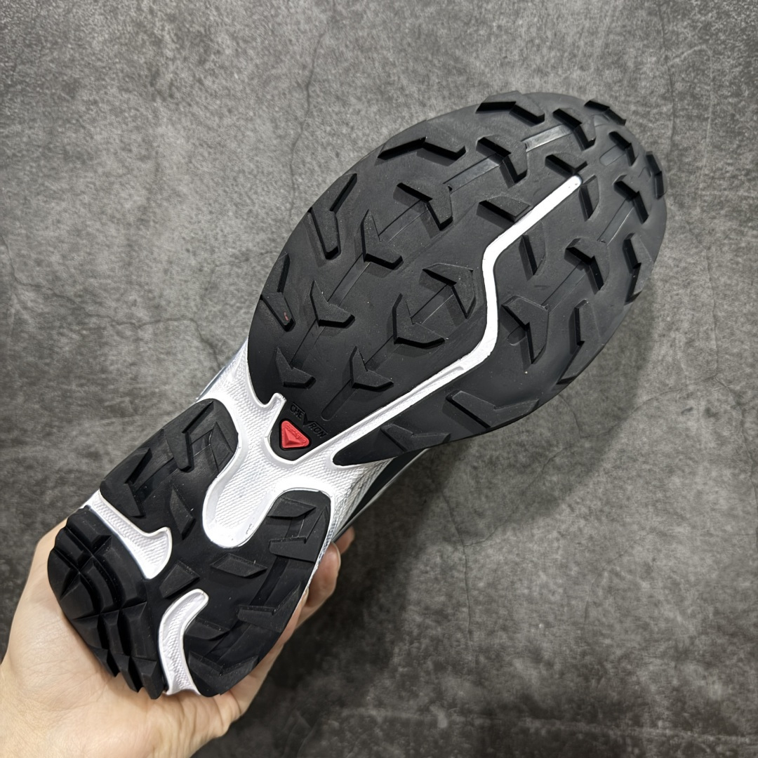 图片[9]-【莞产定制版】SALOMON XT-6 GTX萨洛蒙潮流越野机能户外功能鞋 涂鸦手绘 478640 纯原外贸平台特供订单 耗时半年巨作 全套原纸板楦头开发 原厂特供网布配套加持 确保原汁原味 完美呈现版型 原档数据独家私模五层组合大底 原装Ortholite轻量化鞋垫 中底布带钢印编号 原厂TPU锁扣 进口港宝加持 后跟自然饱满 还原公司包裹性 鞋面以“锯齿”状的包裹系统呈现 在基色底之下加入了各种色点缀 将公司的最新技术和时尚前卫的造型融入耐用的长跑款式中 鞋面由 TPU 薄膜制成 并焊接在高耐磨网眼上 使其既时尚又坚固 由 ACS底盘支撑 可增强稳定性和支撑力 以及由橡胶凸耳 Contragrip外底覆盖的 EVA 缓冲中底 旨在应对崎岖的地形 鞋舌上的彩色Salomon 标签、Quicklace 系统以及鞋头、鞋舌和鞋跟上的附加品牌使细节更加完美 让穿着者可以轻松驾驭户外与通勤下的任何运动生活场景 无缝鞋身户外随意纵横 颜值与脚感兼备 出街通勤 绝对非常吸睛 你值得拥有 尺码：37-45-选品中心