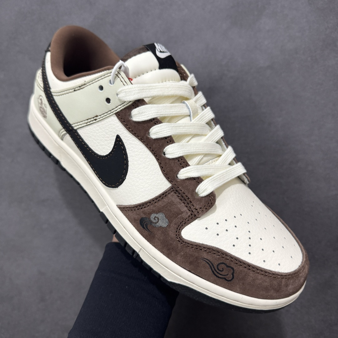 图片[3]-【定制版】马年新款Nike SB Dunk Low“马年联名限定-深棕”鞋身侧面印有福字与骏马结合的国风印章，搭配鞋头的祥云暗纹，米白荔枝纹皮革 + 深棕翻毛皮鞋头 + 亮黑 Swoosh，不同材质与色彩的碰撞营造出浓郁的美式复古氛围，鞋身皮革细腻耐磨，细节处尽显限定款的高级质感。 货号：HG0026-013 尺码：36 36.5 37.5 38 38.5 39 40 40.5 41 42 42.5 43 44 44.5 45-选品中心