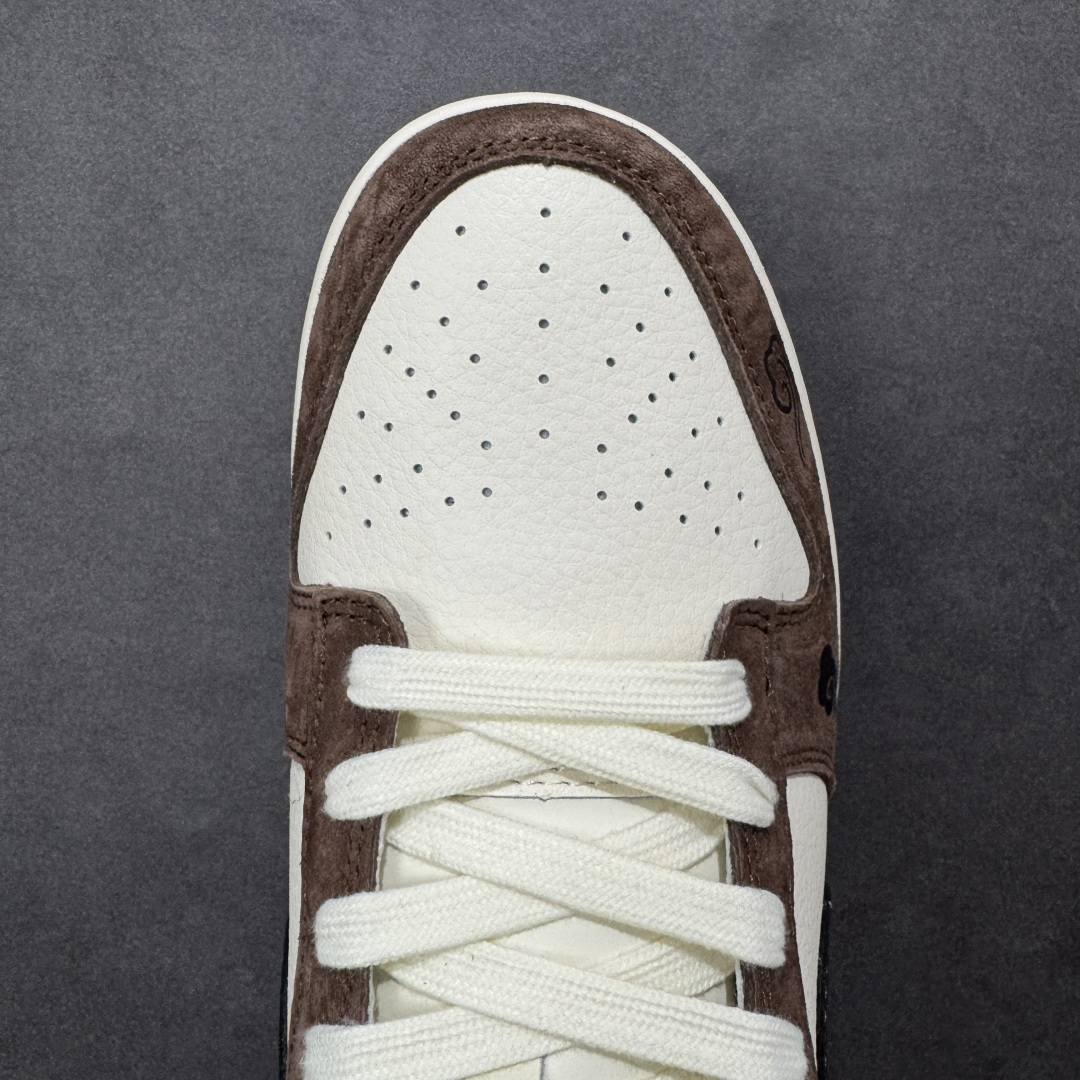 图片[8]-【定制版】马年新款Nike SB Dunk Low“马年联名限定-深棕”鞋身侧面印有福字与骏马结合的国风印章，搭配鞋头的祥云暗纹，米白荔枝纹皮革 + 深棕翻毛皮鞋头 + 亮黑 Swoosh，不同材质与色彩的碰撞营造出浓郁的美式复古氛围，鞋身皮革细腻耐磨，细节处尽显限定款的高级质感。 货号：HG0026-013 尺码：36 36.5 37.5 38 38.5 39 40 40.5 41 42 42.5 43 44 44.5 45-选品中心