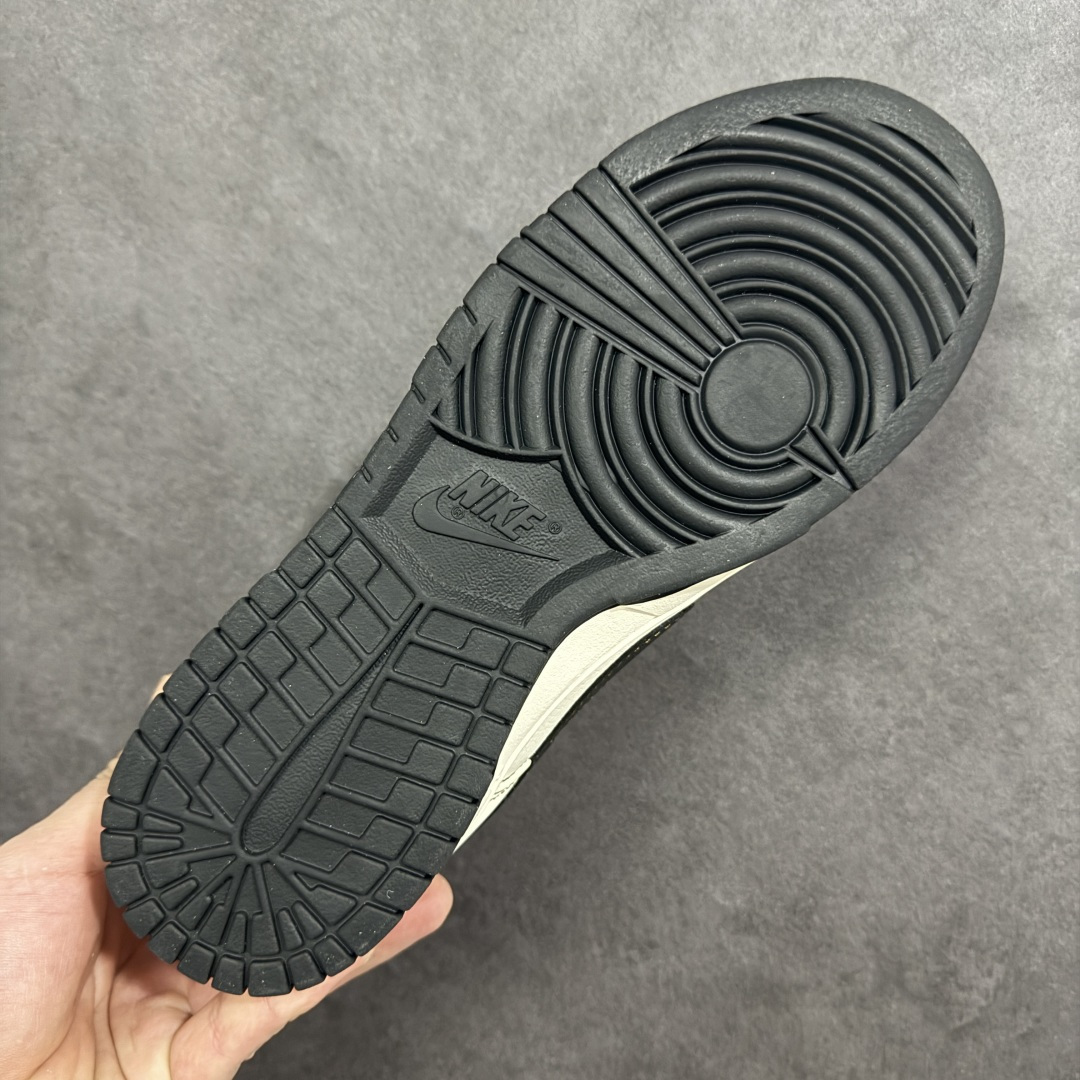 图片[9]-【定制版】马年新款Nike SB Dunk Low“马年联名限定-深棕”鞋身侧面印有福字与骏马结合的国风印章，搭配鞋头的祥云暗纹，米白荔枝纹皮革 + 深棕翻毛皮鞋头 + 亮黑 Swoosh，不同材质与色彩的碰撞营造出浓郁的美式复古氛围，鞋身皮革细腻耐磨，细节处尽显限定款的高级质感。 货号：HG0026-013 尺码：36 36.5 37.5 38 38.5 39 40 40.5 41 42 42.5 43 44 44.5 45-选品中心