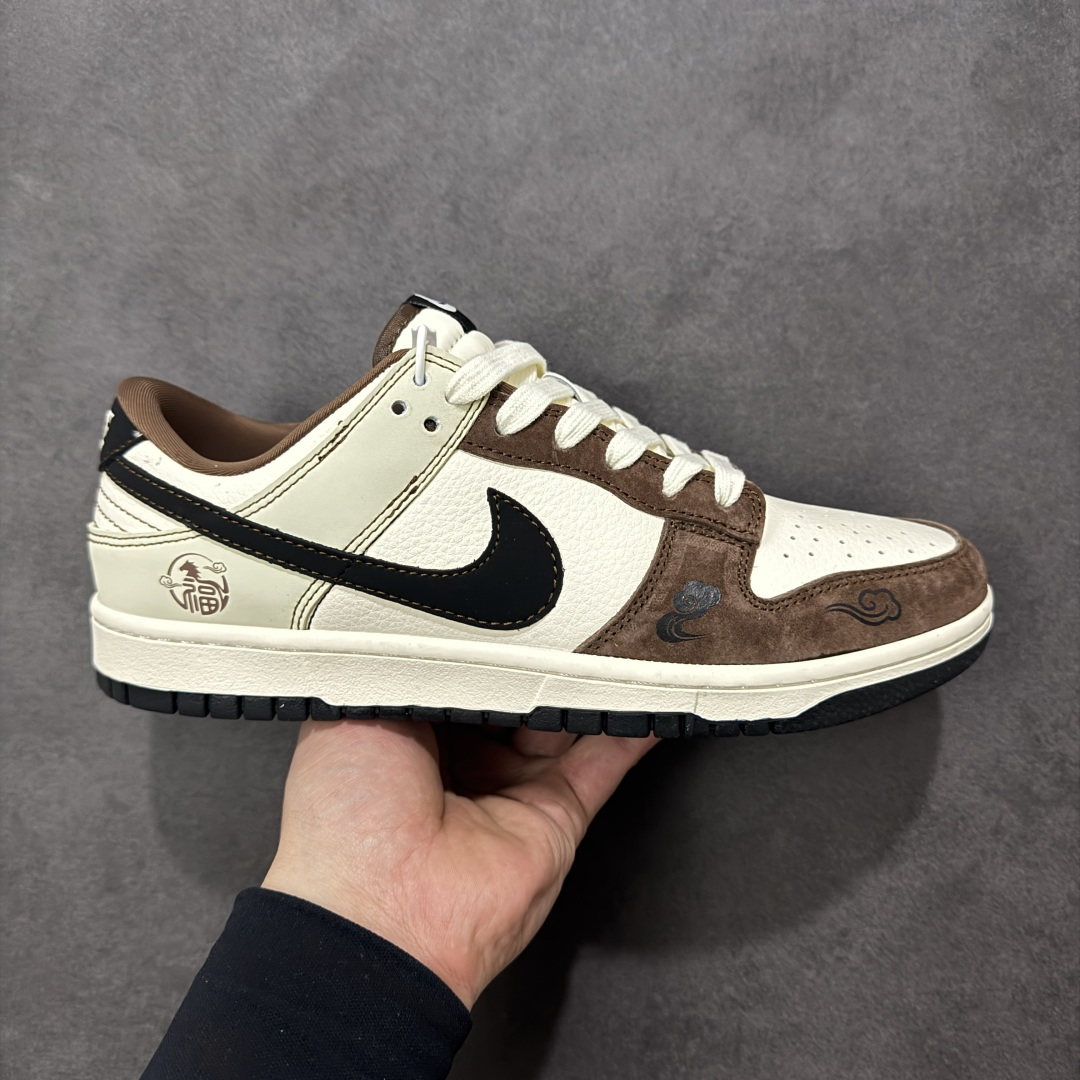 【定制版】马年新款Nike SB Dunk Low“马年联名限定-深棕”鞋身侧面印有福字与骏马结合的国风印章，搭配鞋头的祥云暗纹，米白荔枝纹皮革 + 深棕翻毛皮鞋头 + 亮黑 Swoosh，不同材质与色彩的碰撞营造出浓郁的美式复古氛围，鞋身皮革细腻耐磨，细节处尽显限定款的高级质感。 货号：HG0026-013 尺码：36 36.5 37.5 38 38.5 39 40 40.5 41 42 42.5 43 44 44.5 45-选品中心
