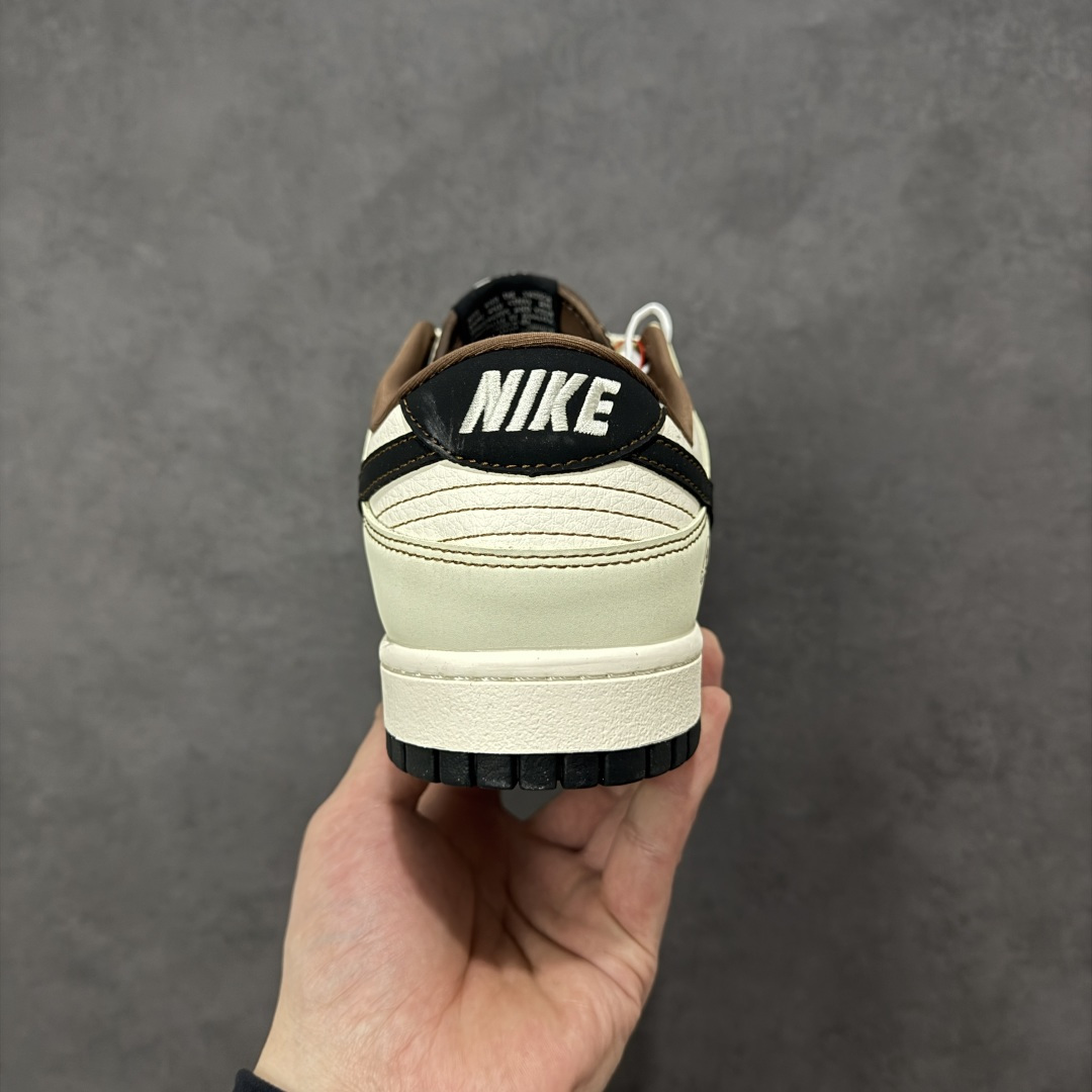 图片[4]-【定制版】马年新款Nike SB Dunk Low“马年联名限定-深棕”鞋身侧面印有福字与骏马结合的国风印章，搭配鞋头的祥云暗纹，米白荔枝纹皮革 + 深棕翻毛皮鞋头 + 亮黑 Swoosh，不同材质与色彩的碰撞营造出浓郁的美式复古氛围，鞋身皮革细腻耐磨，细节处尽显限定款的高级质感。 货号：HG0026-013 尺码：36 36.5 37.5 38 38.5 39 40 40.5 41 42 42.5 43 44 44.5 45-选品中心