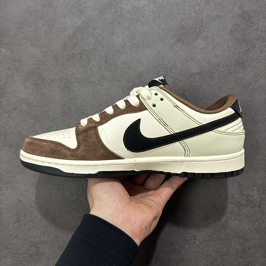 图片[2]-【定制版】马年新款Nike SB Dunk Low“马年联名限定-深棕”鞋身侧面印有福字与骏马结合的国风印章，搭配鞋头的祥云暗纹，米白荔枝纹皮革 + 深棕翻毛皮鞋头 + 亮黑 Swoosh，不同材质与色彩的碰撞营造出浓郁的美式复古氛围，鞋身皮革细腻耐磨，细节处尽显限定款的高级质感。 货号：HG0026-013 尺码：36 36.5 37.5 38 38.5 39 40 40.5 41 42 42.5 43 44 44.5 45-选品中心