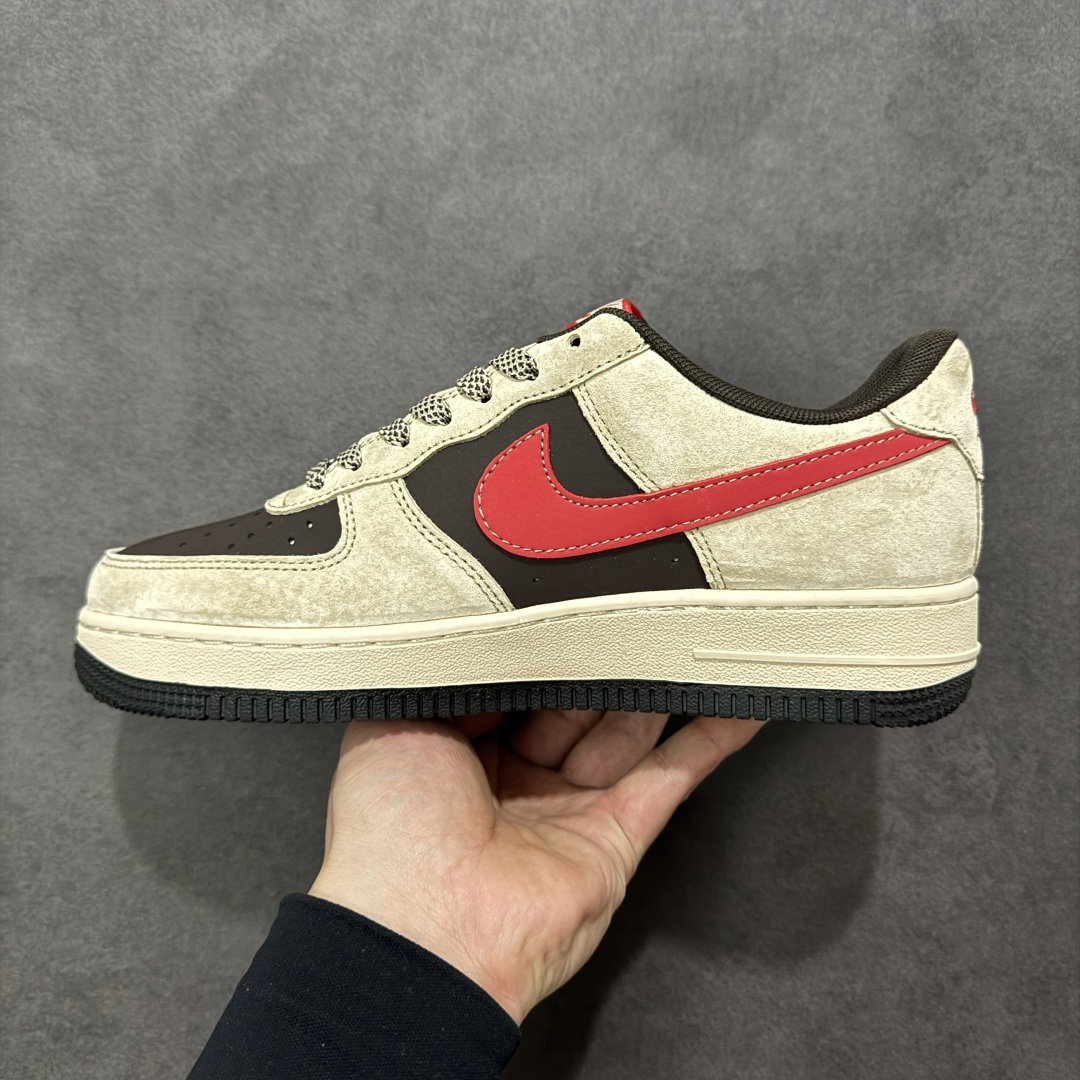 图片[2]-【定制版】马年限定高端定制Nike Air Force 1 \’07 Low “马年限定-浅色卡其” 专为 2026 丙午马年打造的限定款空军板鞋，以福马衔瑞为设计核心，浅卡其磨砂皮 + 亮黑皮革 + 正红织带拼接，鞋侧 Swoosh 采用红黑撞色设计，鞋身点缀红色骏马剪影刺绣，鞋头暗藏迷你红色 Swoosh，金属鞋带孔提升质感，鞋舌与鞋口的红色内衬呼应主题，每一处细节都彰显限定款的精致做工。 货号：XD0028-020 尺码：36 36.5 37.5 38 38.5 39 40 40.5 41 42 42.5 43 44 44.5 45-选品中心