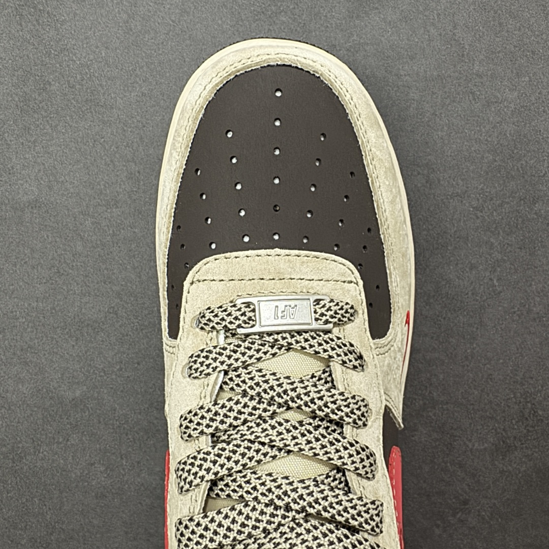 图片[8]-【定制版】马年限定高端定制Nike Air Force 1 \’07 Low “马年限定-浅色卡其” 专为 2026 丙午马年打造的限定款空军板鞋，以福马衔瑞为设计核心，浅卡其磨砂皮 + 亮黑皮革 + 正红织带拼接，鞋侧 Swoosh 采用红黑撞色设计，鞋身点缀红色骏马剪影刺绣，鞋头暗藏迷你红色 Swoosh，金属鞋带孔提升质感，鞋舌与鞋口的红色内衬呼应主题，每一处细节都彰显限定款的精致做工。 货号：XD0028-020 尺码：36 36.5 37.5 38 38.5 39 40 40.5 41 42 42.5 43 44 44.5 45-选品中心