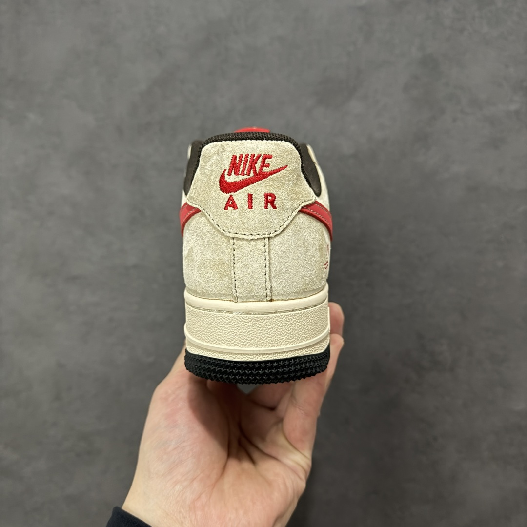 图片[4]-【定制版】马年限定高端定制Nike Air Force 1 \’07 Low “马年限定-浅色卡其” 专为 2026 丙午马年打造的限定款空军板鞋，以福马衔瑞为设计核心，浅卡其磨砂皮 + 亮黑皮革 + 正红织带拼接，鞋侧 Swoosh 采用红黑撞色设计，鞋身点缀红色骏马剪影刺绣，鞋头暗藏迷你红色 Swoosh，金属鞋带孔提升质感，鞋舌与鞋口的红色内衬呼应主题，每一处细节都彰显限定款的精致做工。 货号：XD0028-020 尺码：36 36.5 37.5 38 38.5 39 40 40.5 41 42 42.5 43 44 44.5 45-选品中心