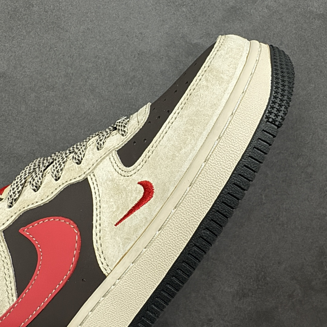 图片[5]-【定制版】马年限定高端定制Nike Air Force 1 \’07 Low “马年限定-浅色卡其” 专为 2026 丙午马年打造的限定款空军板鞋，以福马衔瑞为设计核心，浅卡其磨砂皮 + 亮黑皮革 + 正红织带拼接，鞋侧 Swoosh 采用红黑撞色设计，鞋身点缀红色骏马剪影刺绣，鞋头暗藏迷你红色 Swoosh，金属鞋带孔提升质感，鞋舌与鞋口的红色内衬呼应主题，每一处细节都彰显限定款的精致做工。 货号：XD0028-020 尺码：36 36.5 37.5 38 38.5 39 40 40.5 41 42 42.5 43 44 44.5 45-选品中心