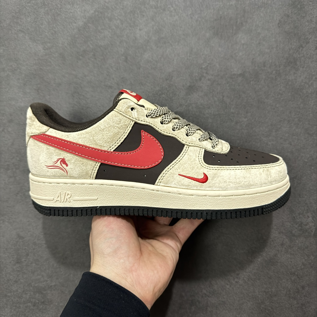 【定制版】马年限定高端定制Nike Air Force 1 \'07 Low “马年限定-浅色卡其” 专为 2026 丙午马年打造的限定款空军板鞋，以福马衔瑞为设计核心，浅卡其磨砂皮 + 亮黑皮革 + 正红织带拼接，鞋侧 Swoosh 采用红黑撞色设计，鞋身点缀红色骏马剪影刺绣，鞋头暗藏迷你红色 Swoosh，金属鞋带孔提升质感，鞋舌与鞋口的红色内衬呼应主题，每一处细节都彰显限定款的精致做工。 货号：XD0028-020 尺码：36 36.5 37.5 38 38.5 39 40 40.5 41 42 42.5 43 44 44.5 45-选品中心