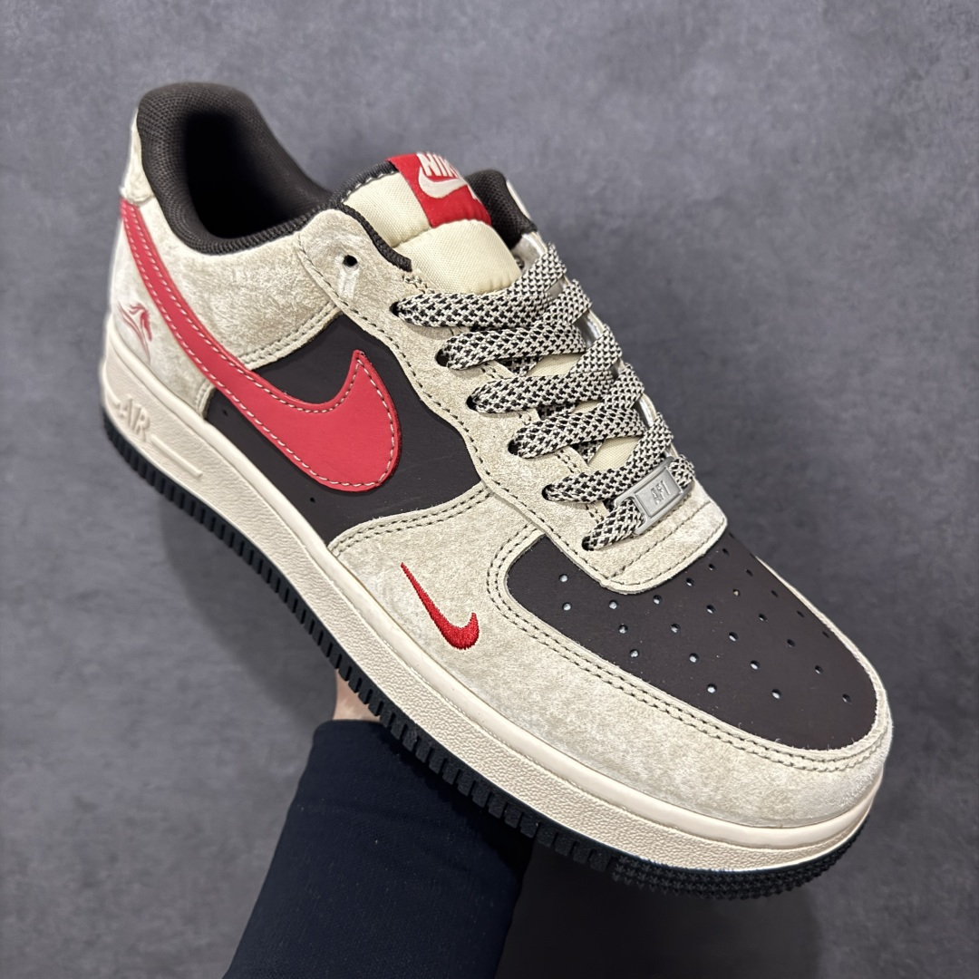 图片[3]-【定制版】马年限定高端定制Nike Air Force 1 \’07 Low “马年限定-浅色卡其” 专为 2026 丙午马年打造的限定款空军板鞋，以福马衔瑞为设计核心，浅卡其磨砂皮 + 亮黑皮革 + 正红织带拼接，鞋侧 Swoosh 采用红黑撞色设计，鞋身点缀红色骏马剪影刺绣，鞋头暗藏迷你红色 Swoosh，金属鞋带孔提升质感，鞋舌与鞋口的红色内衬呼应主题，每一处细节都彰显限定款的精致做工。 货号：XD0028-020 尺码：36 36.5 37.5 38 38.5 39 40 40.5 41 42 42.5 43 44 44.5 45-选品中心