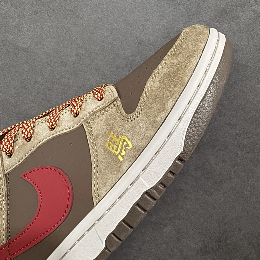 图片[5]-【定制版】赤棕迎马踏运而来 SB DUNK LOW 以赤褐麂皮拼接酒红细节，呼应2026马年主题，鞋身烫金“2026”与“馬”字暗藏祥瑞寓意。红色可拆卸挂饰增添节日氛围，经典低帮鞋型搭配软弹中底，日常出街与滑板运动皆能适配。复古质感与新年元素碰撞，是迎接丙午马年的潮流之选。 货号：HT5088-652 尺码：36 36.5 37.5 38 38.5 39 40 40.5 41 42 42.5 43 44 44.5 45-选品中心