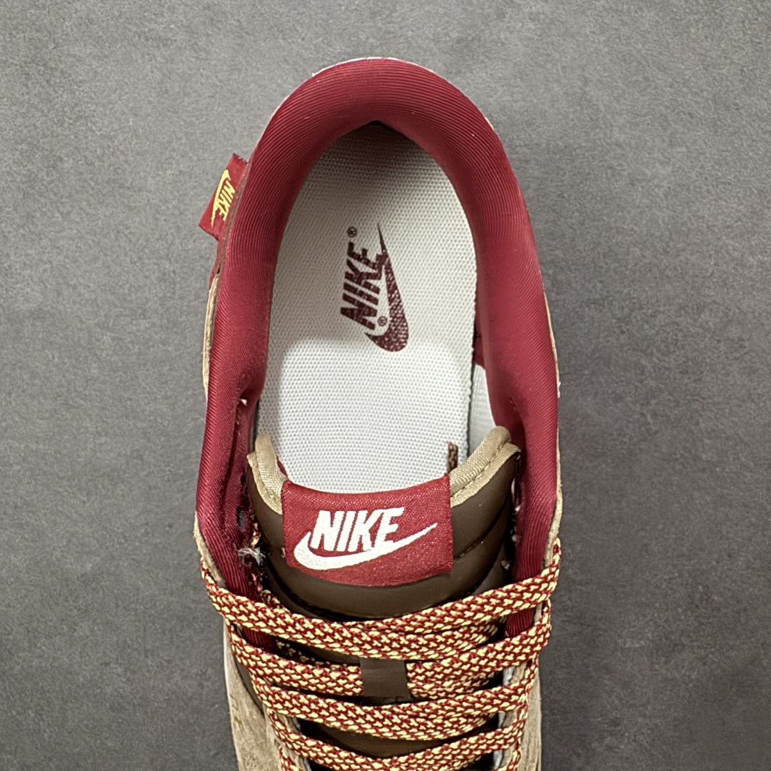 图片[7]-【定制版】赤棕迎马踏运而来 SB DUNK LOW 以赤褐麂皮拼接酒红细节，呼应2026马年主题，鞋身烫金“2026”与“馬”字暗藏祥瑞寓意。红色可拆卸挂饰增添节日氛围，经典低帮鞋型搭配软弹中底，日常出街与滑板运动皆能适配。复古质感与新年元素碰撞，是迎接丙午马年的潮流之选。 货号：HT5088-652 尺码：36 36.5 37.5 38 38.5 39 40 40.5 41 42 42.5 43 44 44.5 45-选品中心