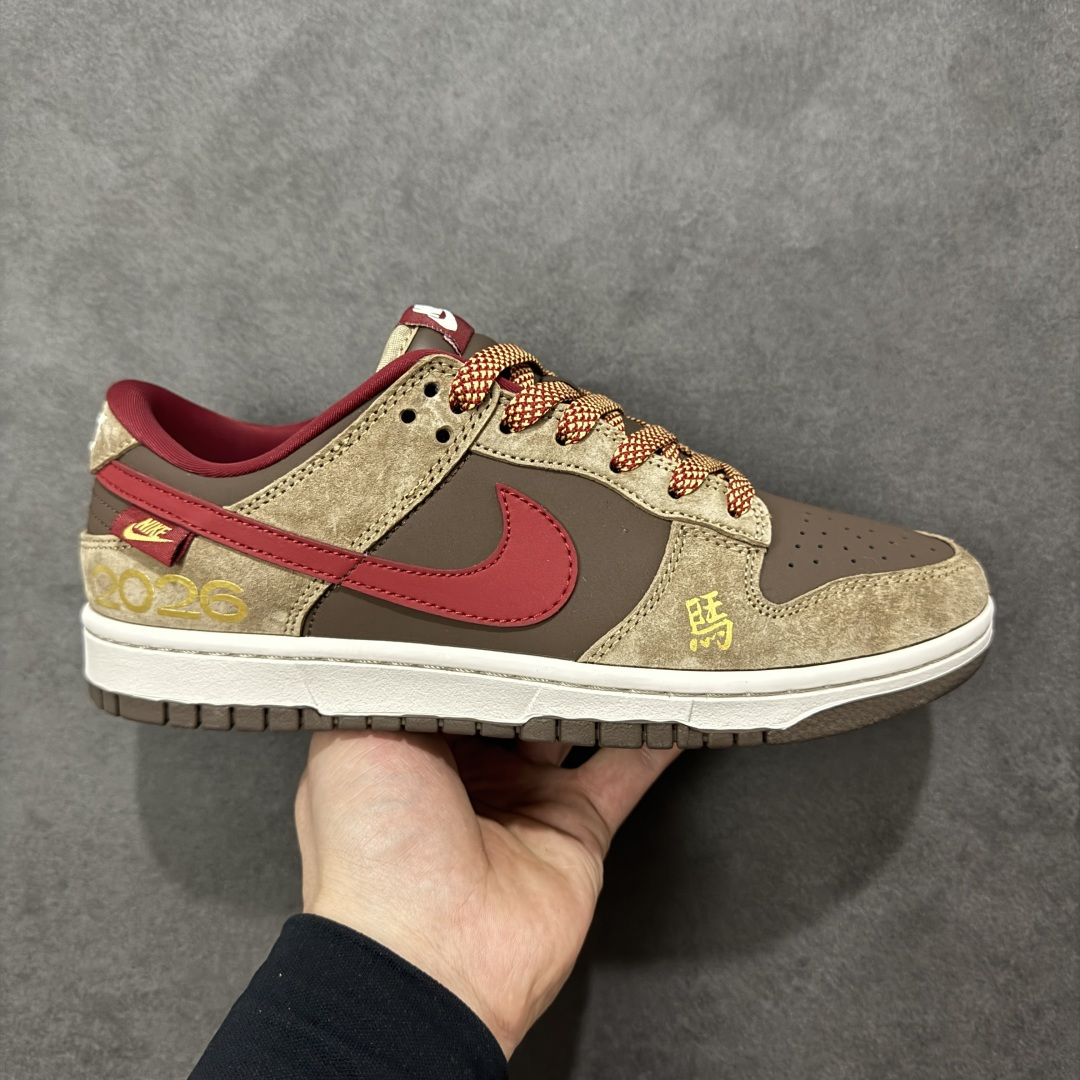 【定制版】赤棕迎马踏运而来 SB DUNK LOW 以赤褐麂皮拼接酒红细节,呼应2026马年主题,鞋身烫金“2026”与“馬”字暗藏祥瑞寓意。红色可拆卸挂饰增添节日氛围,经典低帮鞋型搭配软弹中底,日常出街与滑板运动皆能适配。复古质感与新年元素碰撞,是迎接丙午马年的潮流之选。 货号:HT5088-652 尺码:36 36.5 37.5 38 38.5 39 40 40.5 41 42 42.5 43 44 44.5 45-选品中心