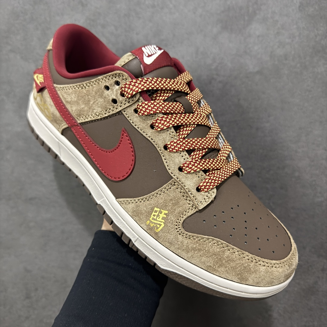 图片[3]-【定制版】赤棕迎马踏运而来 SB DUNK LOW 以赤褐麂皮拼接酒红细节，呼应2026马年主题，鞋身烫金“2026”与“馬”字暗藏祥瑞寓意。红色可拆卸挂饰增添节日氛围，经典低帮鞋型搭配软弹中底，日常出街与滑板运动皆能适配。复古质感与新年元素碰撞，是迎接丙午马年的潮流之选。 货号：HT5088-652 尺码：36 36.5 37.5 38 38.5 39 40 40.5 41 42 42.5 43 44 44.5 45-选品中心