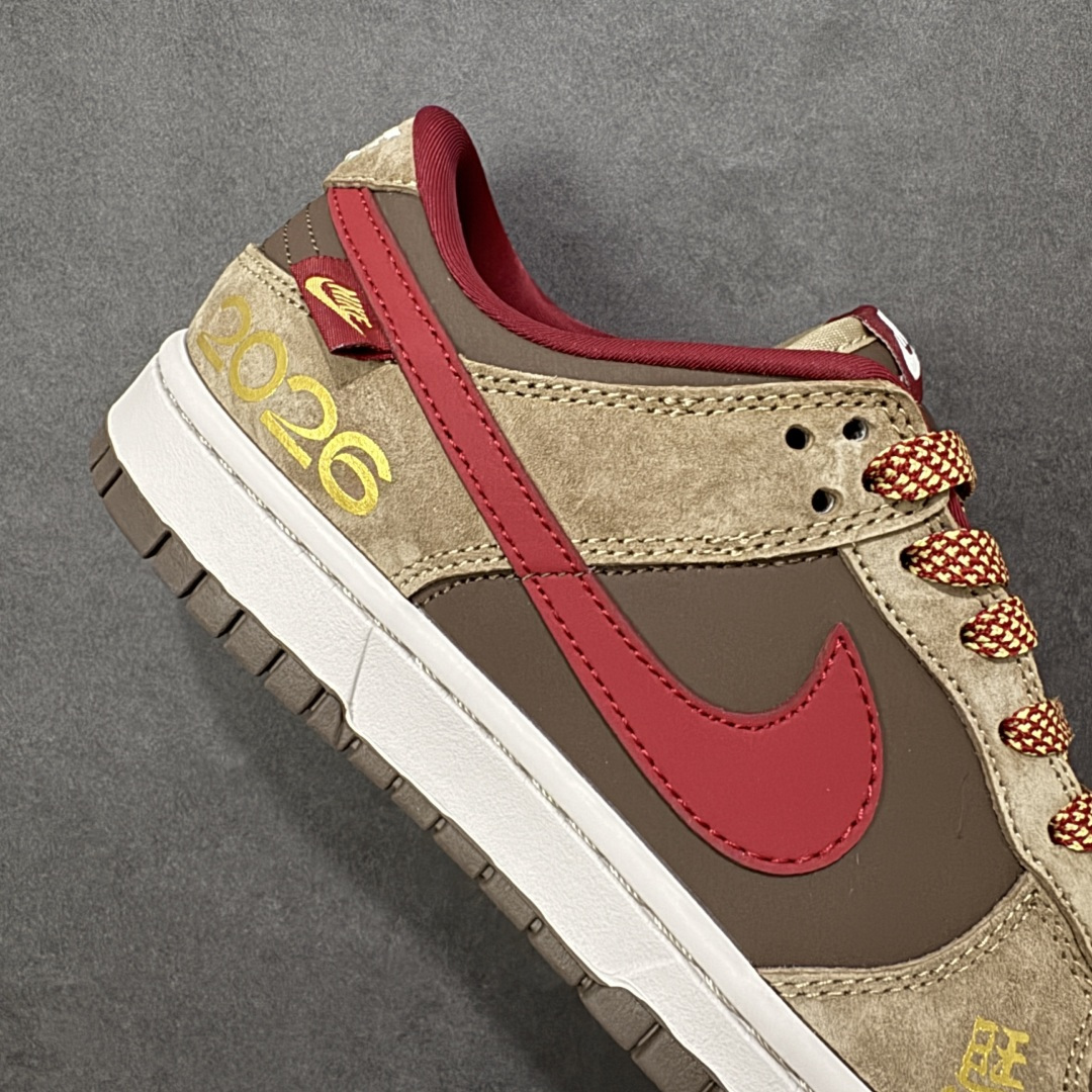 图片[6]-【定制版】赤棕迎马踏运而来 SB DUNK LOW 以赤褐麂皮拼接酒红细节，呼应2026马年主题，鞋身烫金“2026”与“馬”字暗藏祥瑞寓意。红色可拆卸挂饰增添节日氛围，经典低帮鞋型搭配软弹中底，日常出街与滑板运动皆能适配。复古质感与新年元素碰撞，是迎接丙午马年的潮流之选。 货号：HT5088-652 尺码：36 36.5 37.5 38 38.5 39 40 40.5 41 42 42.5 43 44 44.5 45-选品中心