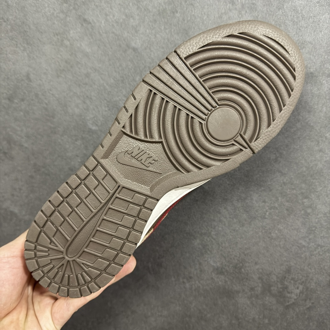 图片[9]-【定制版】赤棕迎马踏运而来 SB DUNK LOW 以赤褐麂皮拼接酒红细节，呼应2026马年主题，鞋身烫金“2026”与“馬”字暗藏祥瑞寓意。红色可拆卸挂饰增添节日氛围，经典低帮鞋型搭配软弹中底，日常出街与滑板运动皆能适配。复古质感与新年元素碰撞，是迎接丙午马年的潮流之选。 货号：HT5088-652 尺码：36 36.5 37.5 38 38.5 39 40 40.5 41 42 42.5 43 44 44.5 45-选品中心