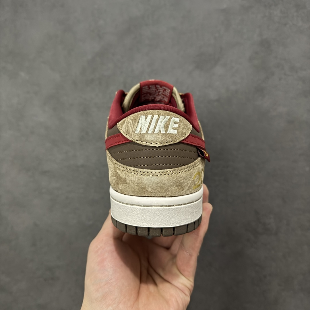 图片[4]-【定制版】赤棕迎马踏运而来 SB DUNK LOW 以赤褐麂皮拼接酒红细节，呼应2026马年主题，鞋身烫金“2026”与“馬”字暗藏祥瑞寓意。红色可拆卸挂饰增添节日氛围，经典低帮鞋型搭配软弹中底，日常出街与滑板运动皆能适配。复古质感与新年元素碰撞，是迎接丙午马年的潮流之选。 货号：HT5088-652 尺码：36 36.5 37.5 38 38.5 39 40 40.5 41 42 42.5 43 44 44.5 45-选品中心