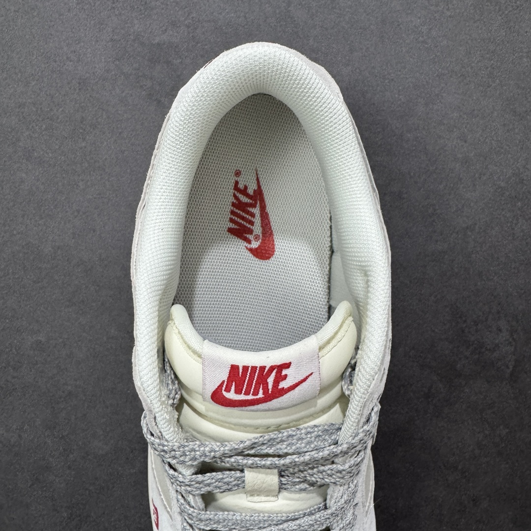 图片[7]-【定制版】素白纳福马岁呈祥 SB DUNK LOW 采用米白与浅灰绒面革打造简约基底，鞋身红色“丙午”印章与马纹刺绣点明马年主题。多钩细节暗藏巧思，低帮设计搭配轻量化中底，兼顾颜值与脚感。干净配色适配多元穿搭，是新年打造低调高级感的必备鞋款。 货号：JJ2688-012 尺码：36 36.5 37.5 38 38.5 39 40 40.5 41 42 42.5 43 44 44.5 45-选品中心