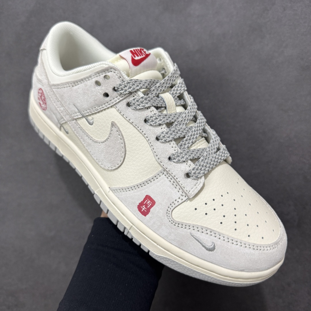 图片[3]-【定制版】素白纳福马岁呈祥 SB DUNK LOW 采用米白与浅灰绒面革打造简约基底，鞋身红色“丙午”印章与马纹刺绣点明马年主题。多钩细节暗藏巧思，低帮设计搭配轻量化中底，兼顾颜值与脚感。干净配色适配多元穿搭，是新年打造低调高级感的必备鞋款。 货号：JJ2688-012 尺码：36 36.5 37.5 38 38.5 39 40 40.5 41 42 42.5 43 44 44.5 45-选品中心
