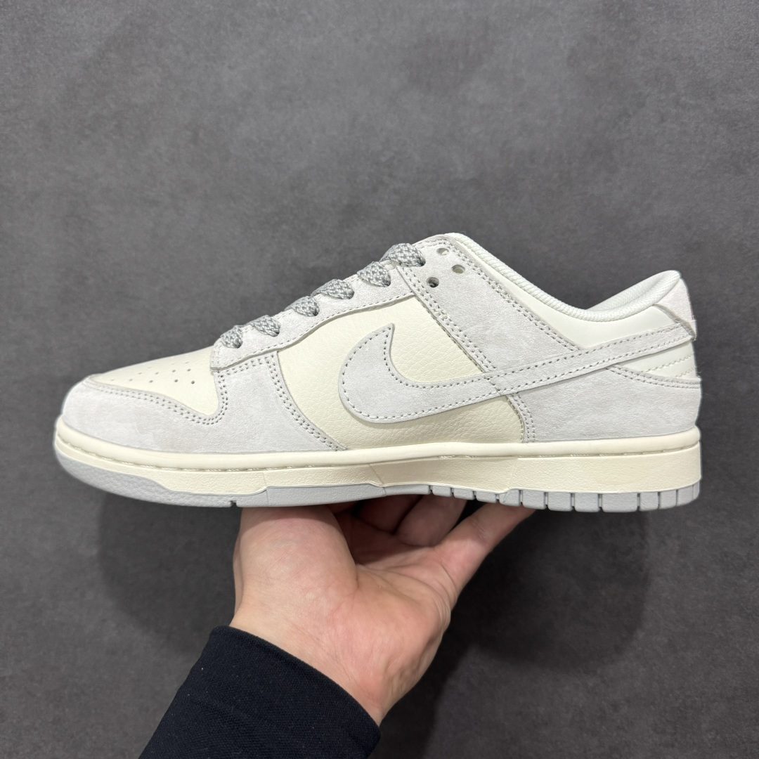 图片[2]-【定制版】素白纳福马岁呈祥 SB DUNK LOW 采用米白与浅灰绒面革打造简约基底，鞋身红色“丙午”印章与马纹刺绣点明马年主题。多钩细节暗藏巧思，低帮设计搭配轻量化中底，兼顾颜值与脚感。干净配色适配多元穿搭，是新年打造低调高级感的必备鞋款。 货号：JJ2688-012 尺码：36 36.5 37.5 38 38.5 39 40 40.5 41 42 42.5 43 44 44.5 45-选品中心