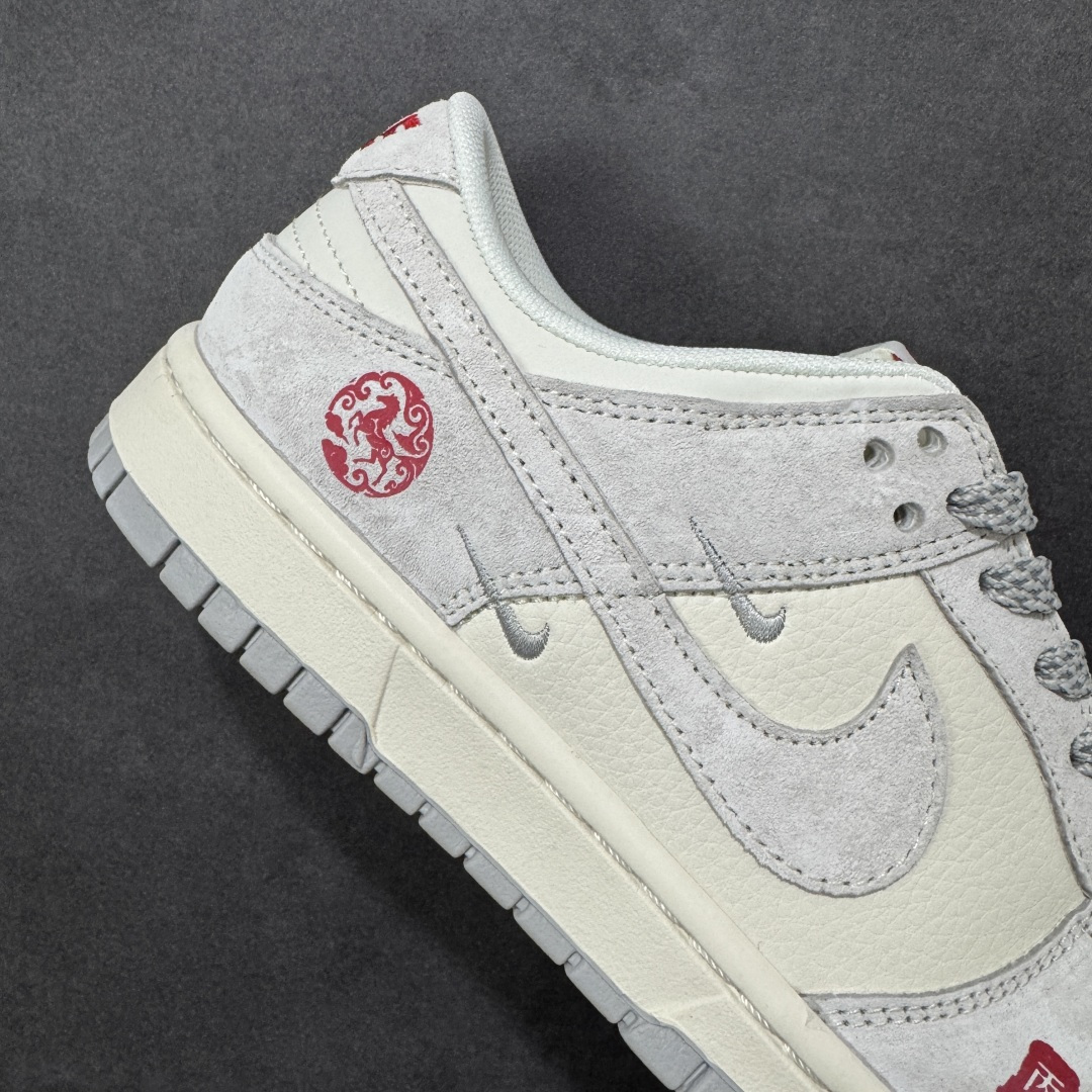 图片[6]-【定制版】素白纳福马岁呈祥 SB DUNK LOW 采用米白与浅灰绒面革打造简约基底，鞋身红色“丙午”印章与马纹刺绣点明马年主题。多钩细节暗藏巧思，低帮设计搭配轻量化中底，兼顾颜值与脚感。干净配色适配多元穿搭，是新年打造低调高级感的必备鞋款。 货号：JJ2688-012 尺码：36 36.5 37.5 38 38.5 39 40 40.5 41 42 42.5 43 44 44.5 45-选品中心