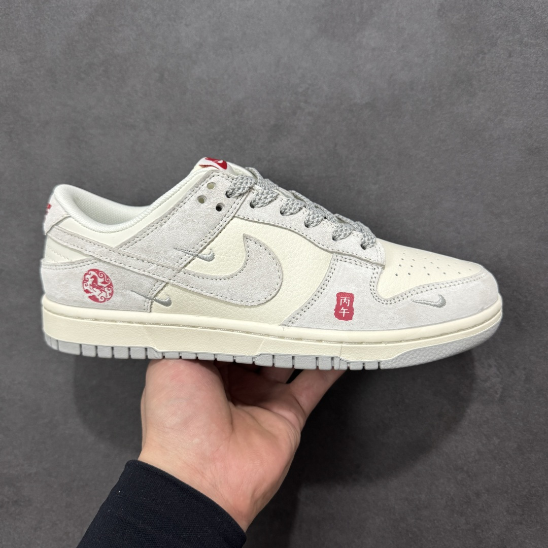 【定制版】素白纳福马岁呈祥 SB DUNK LOW 采用米白与浅灰绒面革打造简约基底,鞋身红色“丙午”印章与马纹刺绣点明马年主题。多钩细节暗藏巧思,低帮设计搭配轻量化中底,兼顾颜值与脚感。干净配色适配多元穿搭,是新年打造低调高级感的必备鞋款。 货号:JJ2688-012 尺码:36 36.5 37.5 38 38.5 39 40 40.5 41 42 42.5 43 44 44.5 45-选品中心