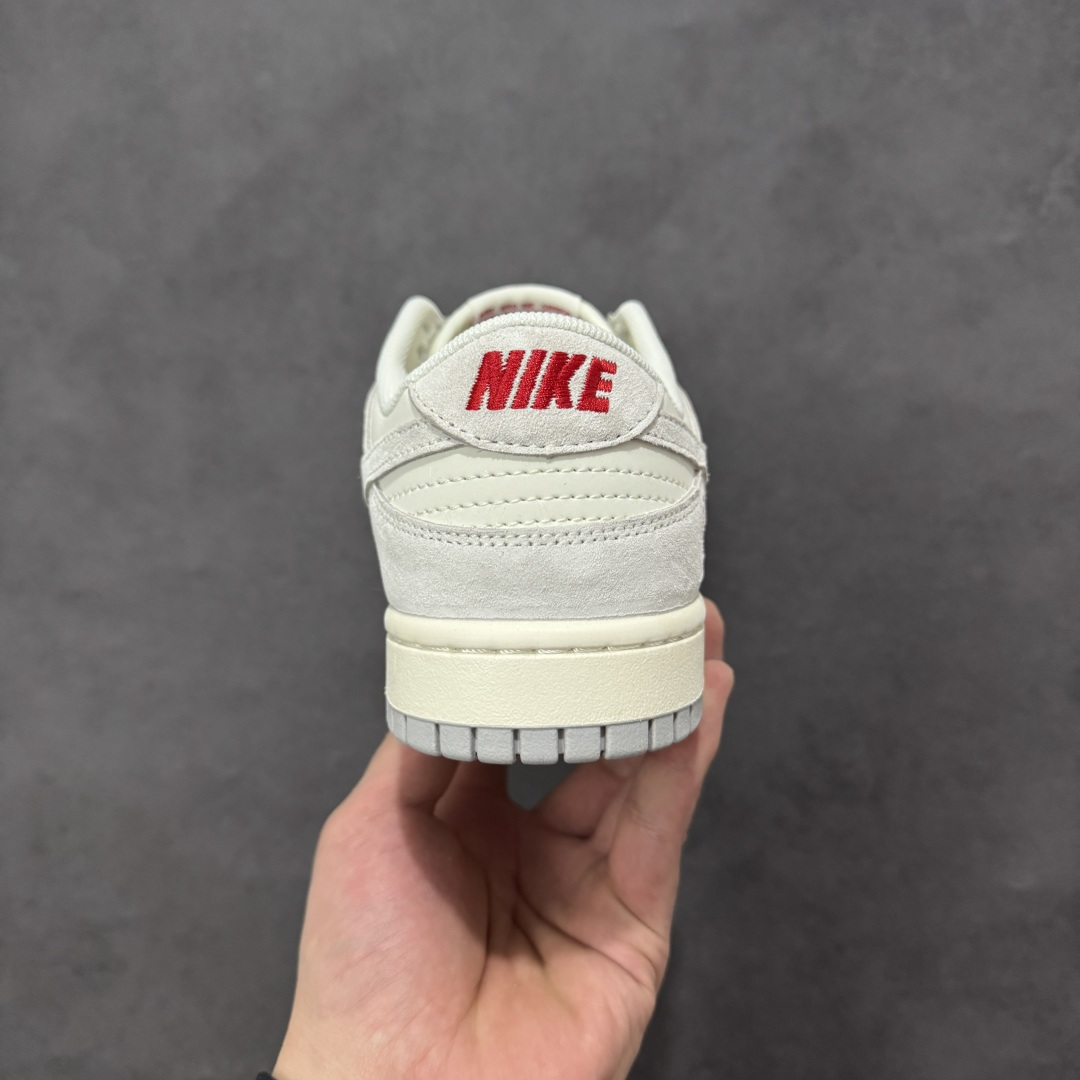 图片[4]-【定制版】素白纳福马岁呈祥 SB DUNK LOW 采用米白与浅灰绒面革打造简约基底，鞋身红色“丙午”印章与马纹刺绣点明马年主题。多钩细节暗藏巧思，低帮设计搭配轻量化中底，兼顾颜值与脚感。干净配色适配多元穿搭，是新年打造低调高级感的必备鞋款。 货号：JJ2688-012 尺码：36 36.5 37.5 38 38.5 39 40 40.5 41 42 42.5 43 44 44.5 45-选品中心