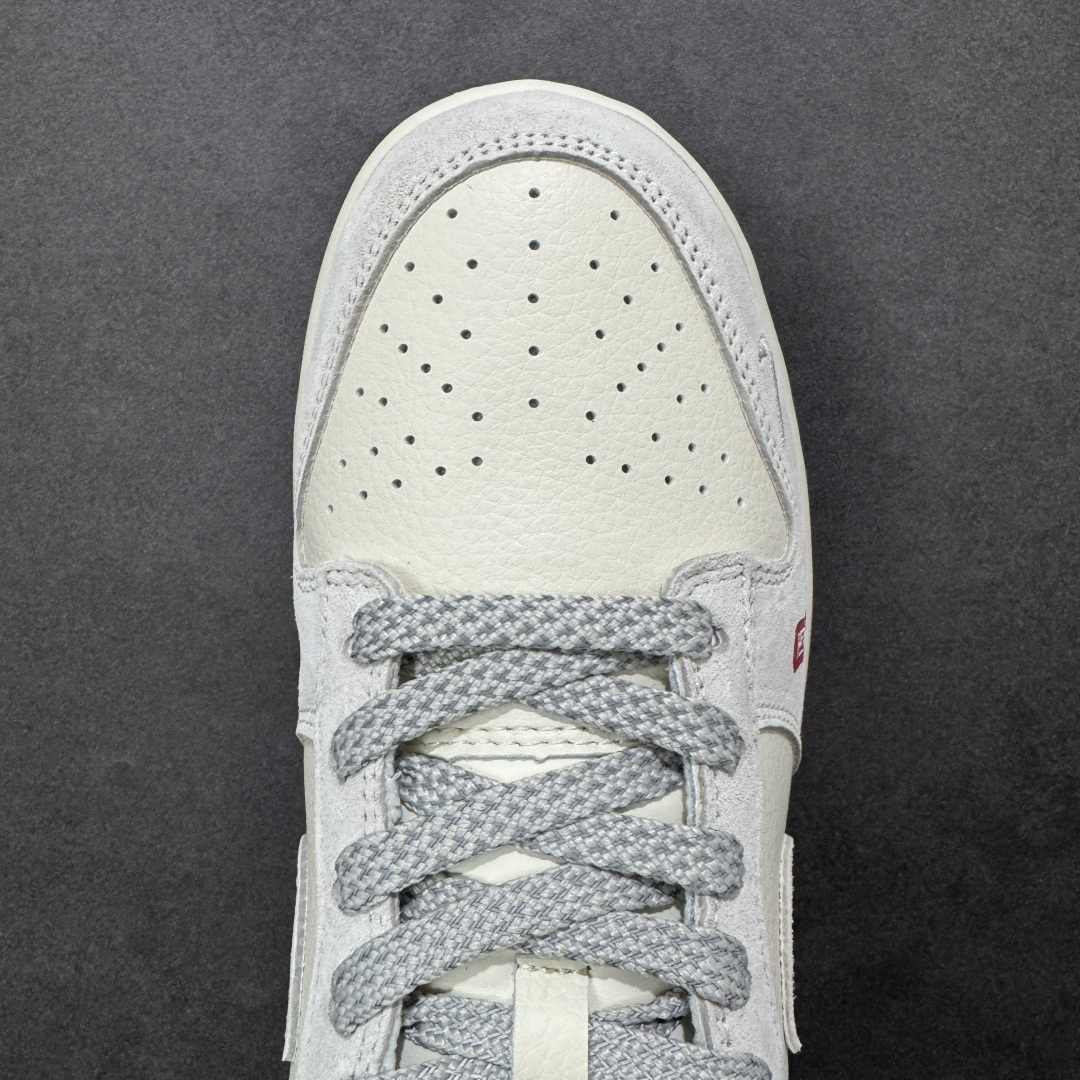图片[8]-【定制版】素白纳福马岁呈祥 SB DUNK LOW 采用米白与浅灰绒面革打造简约基底，鞋身红色“丙午”印章与马纹刺绣点明马年主题。多钩细节暗藏巧思，低帮设计搭配轻量化中底，兼顾颜值与脚感。干净配色适配多元穿搭，是新年打造低调高级感的必备鞋款。 货号：JJ2688-012 尺码：36 36.5 37.5 38 38.5 39 40 40.5 41 42 42.5 43 44 44.5 45-选品中心