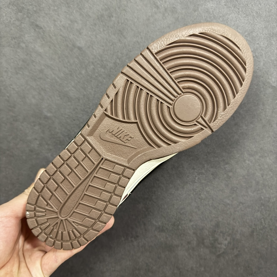 图片[9]-【定制版】2026马年限定！Nike Dunk Low 爆款高端定制 “暴富”酒红配黑金，富贵又吸睛！ 鞋身印有金色“马上暴富”字样，搭配“馬”字标识，随鞋附赠的红色挂带，传递马年发财的吉祥寓意。采用米白、酒红、黑三色拼接，搭配金色点缀，质感高级且色调浓郁，营造出富贵喜庆的新年氛围。定制鞋盒 超高清洁度 细节完美 货号：QW5288-108 尺码：36 36.5 37.5 38 38.5 39 40 40.5 41 42 42.5 43 44 44.5 45-选品中心