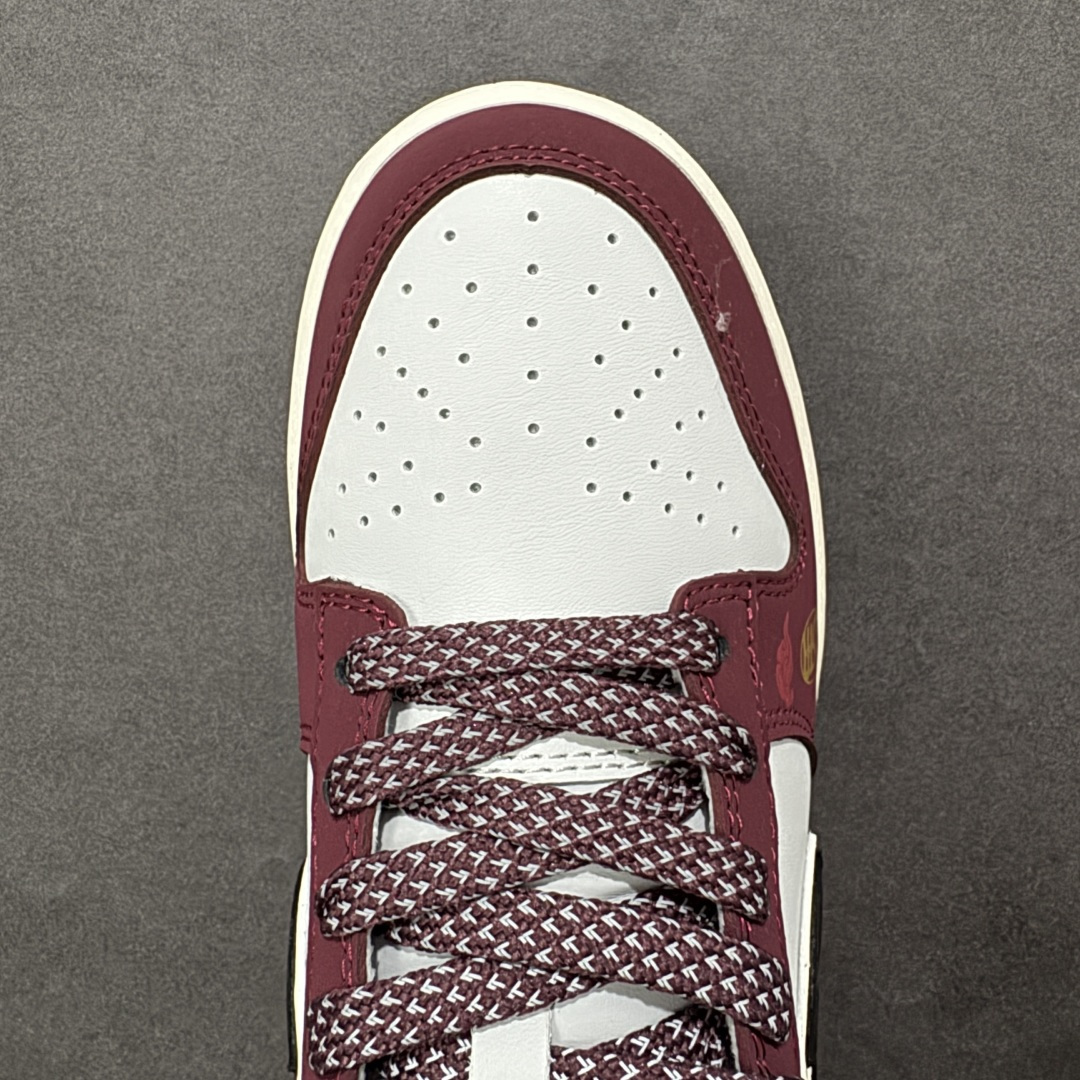 图片[8]-【定制版】2026马年限定！Nike Dunk Low 爆款高端定制 “暴富”酒红配黑金，富贵又吸睛！ 鞋身印有金色“马上暴富”字样，搭配“馬”字标识，随鞋附赠的红色挂带，传递马年发财的吉祥寓意。采用米白、酒红、黑三色拼接，搭配金色点缀，质感高级且色调浓郁，营造出富贵喜庆的新年氛围。定制鞋盒 超高清洁度 细节完美 货号：QW5288-108 尺码：36 36.5 37.5 38 38.5 39 40 40.5 41 42 42.5 43 44 44.5 45-选品中心