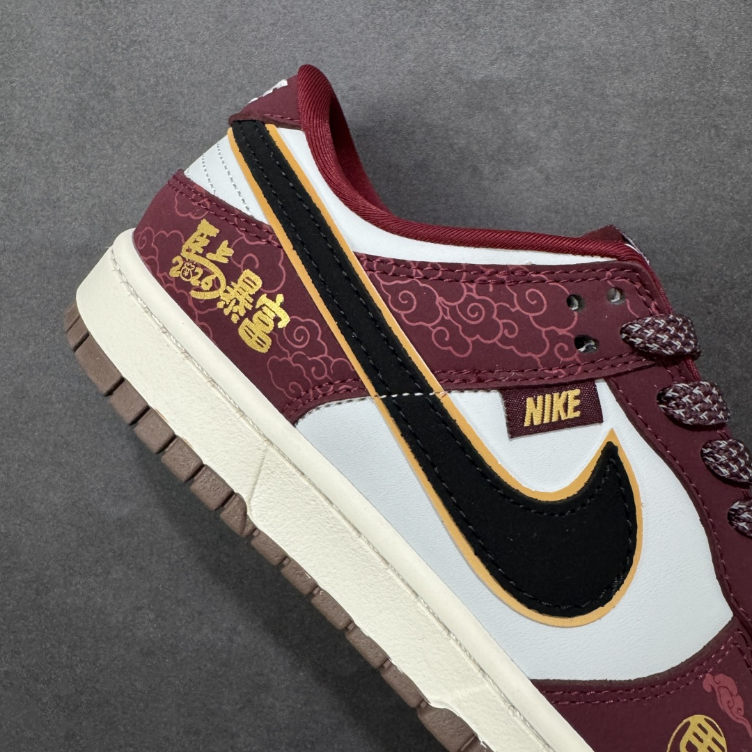 图片[6]-【定制版】2026马年限定！Nike Dunk Low 爆款高端定制 “暴富”酒红配黑金，富贵又吸睛！ 鞋身印有金色“马上暴富”字样，搭配“馬”字标识，随鞋附赠的红色挂带，传递马年发财的吉祥寓意。采用米白、酒红、黑三色拼接，搭配金色点缀，质感高级且色调浓郁，营造出富贵喜庆的新年氛围。定制鞋盒 超高清洁度 细节完美 货号：QW5288-108 尺码：36 36.5 37.5 38 38.5 39 40 40.5 41 42 42.5 43 44 44.5 45-选品中心