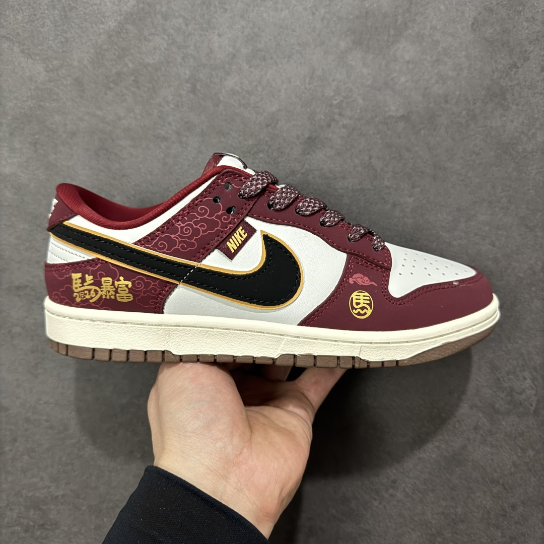 【定制版】2026马年限定！Nike Dunk Low 爆款高端定制 “暴富”酒红配黑金，富贵又吸睛！ 鞋身印有金色“马上暴富”字样，搭配“馬”字标识，随鞋附赠的红色挂带，传递马年发财的吉祥寓意。采用米白、酒红、黑三色拼接，搭配金色点缀，质感高级且色调浓郁，营造出富贵喜庆的新年氛围。定制鞋盒 超高清洁度 细节完美 货号：QW5288-108 尺码：36 36.5 37.5 38 38.5 39 40 40.5 41 42 42.5 43 44 44.5 45-选品中心