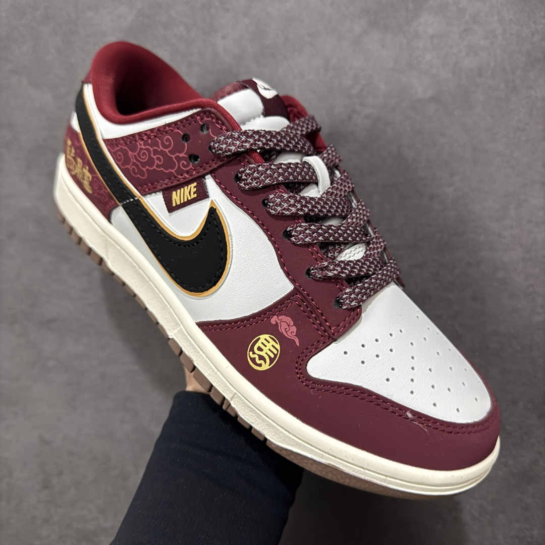图片[3]-【定制版】2026马年限定！Nike Dunk Low 爆款高端定制 “暴富”酒红配黑金，富贵又吸睛！ 鞋身印有金色“马上暴富”字样，搭配“馬”字标识，随鞋附赠的红色挂带，传递马年发财的吉祥寓意。采用米白、酒红、黑三色拼接，搭配金色点缀，质感高级且色调浓郁，营造出富贵喜庆的新年氛围。定制鞋盒 超高清洁度 细节完美 货号：QW5288-108 尺码：36 36.5 37.5 38 38.5 39 40 40.5 41 42 42.5 43 44 44.5 45-选品中心