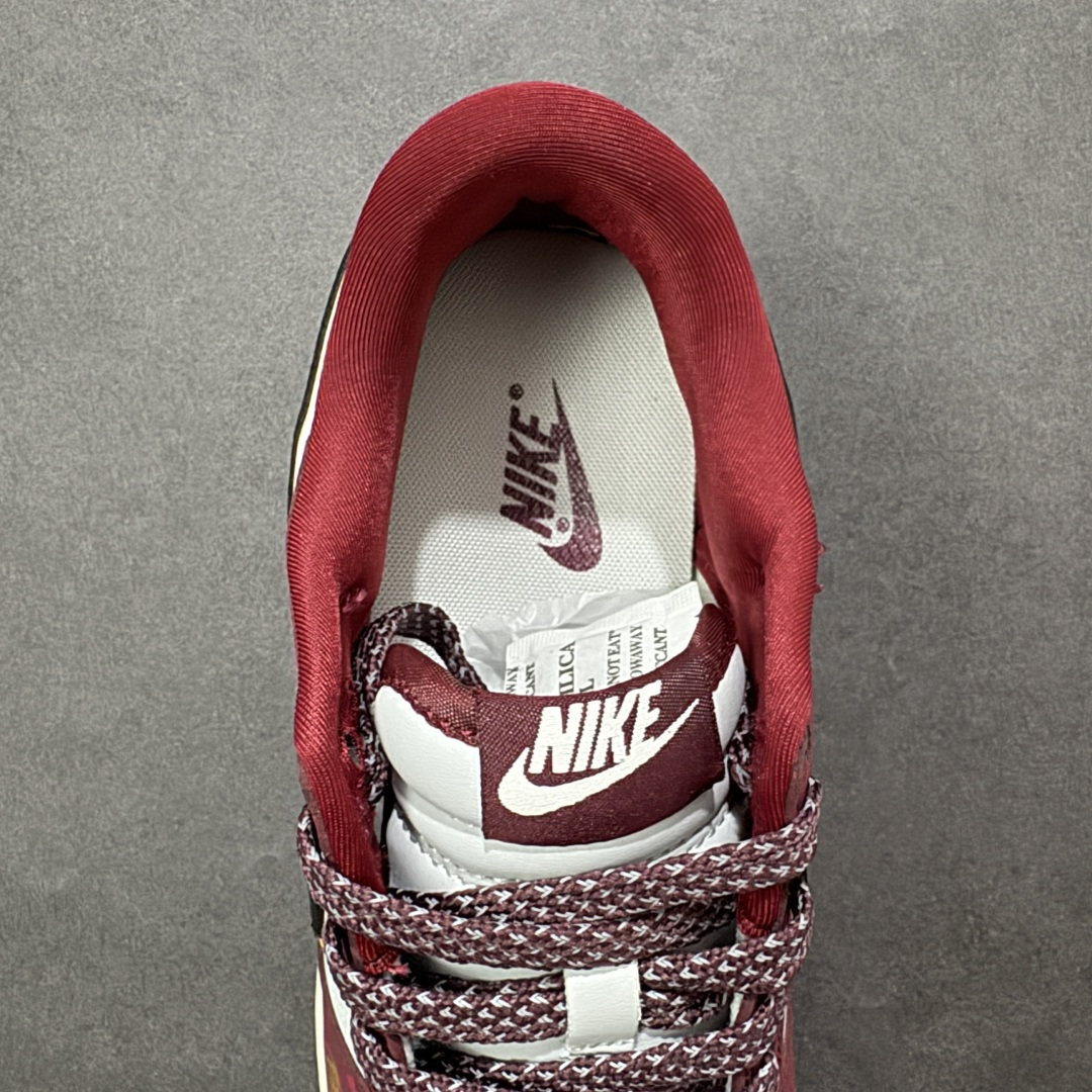图片[7]-【定制版】2026马年限定！Nike Dunk Low 爆款高端定制 “暴富”酒红配黑金，富贵又吸睛！ 鞋身印有金色“马上暴富”字样，搭配“馬”字标识，随鞋附赠的红色挂带，传递马年发财的吉祥寓意。采用米白、酒红、黑三色拼接，搭配金色点缀，质感高级且色调浓郁，营造出富贵喜庆的新年氛围。定制鞋盒 超高清洁度 细节完美 货号：QW5288-108 尺码：36 36.5 37.5 38 38.5 39 40 40.5 41 42 42.5 43 44 44.5 45-选品中心