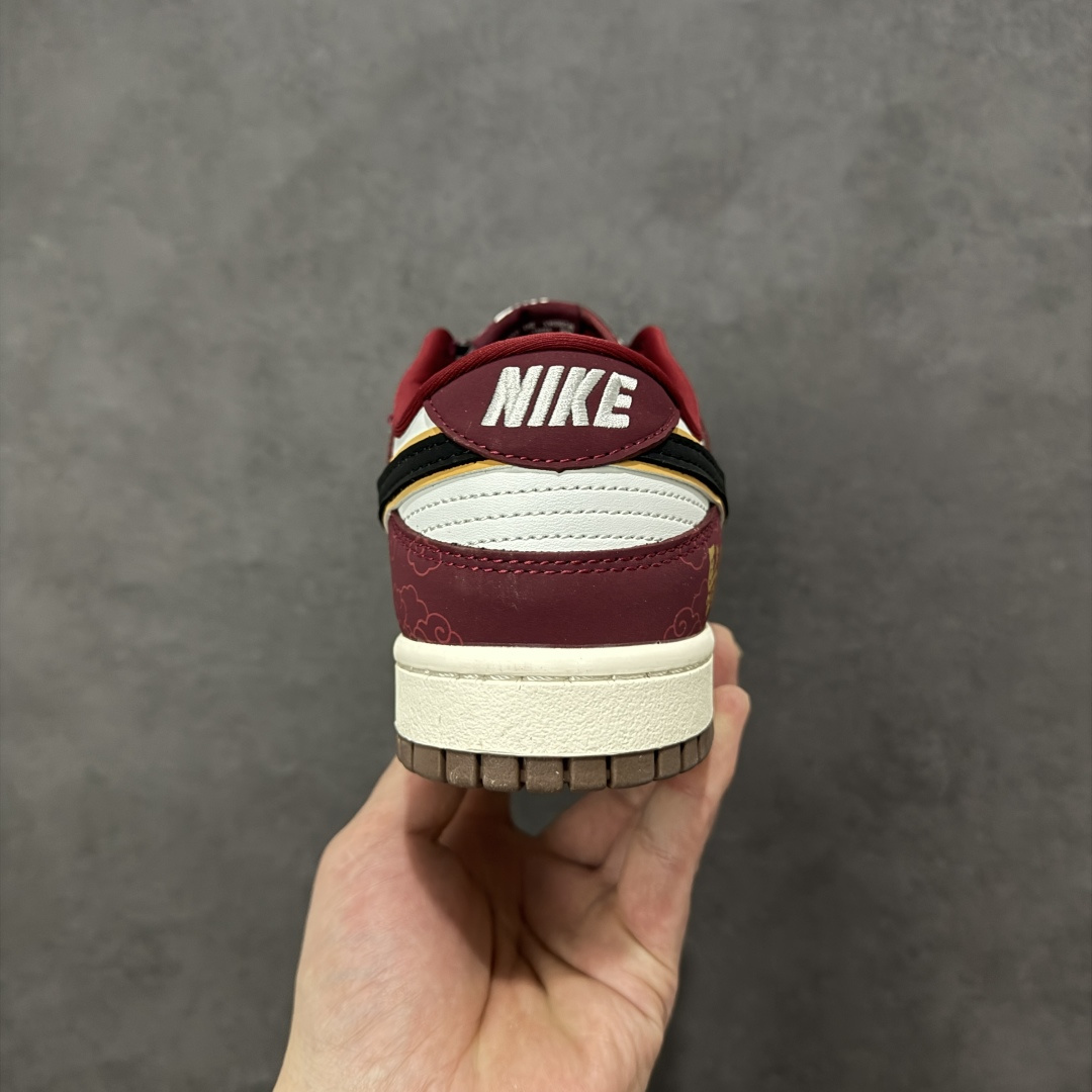 图片[4]-【定制版】2026马年限定！Nike Dunk Low 爆款高端定制 “暴富”酒红配黑金，富贵又吸睛！ 鞋身印有金色“马上暴富”字样，搭配“馬”字标识，随鞋附赠的红色挂带，传递马年发财的吉祥寓意。采用米白、酒红、黑三色拼接，搭配金色点缀，质感高级且色调浓郁，营造出富贵喜庆的新年氛围。定制鞋盒 超高清洁度 细节完美 货号：QW5288-108 尺码：36 36.5 37.5 38 38.5 39 40 40.5 41 42 42.5 43 44 44.5 45-选品中心